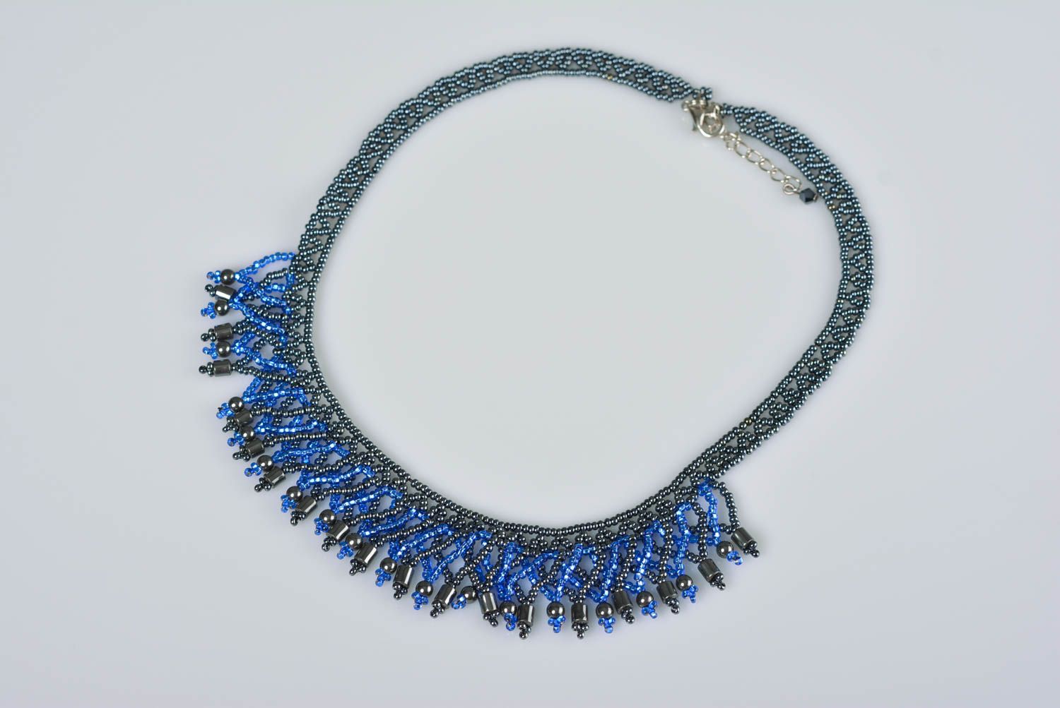 Ожерелье из бисера колье с натуральным камнем гематитом ручной работы сине-серое фото 1