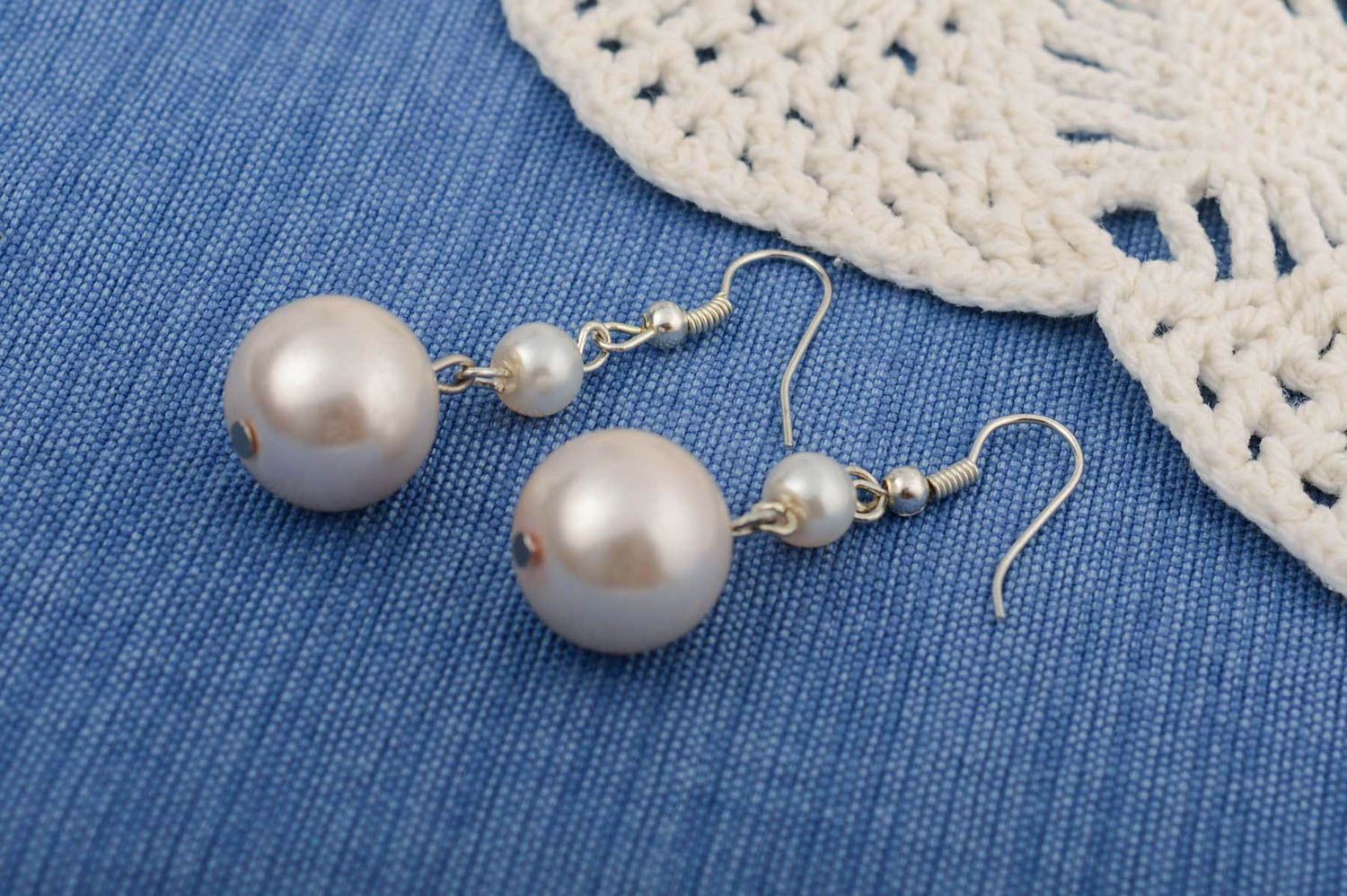 Petites boucles d'oreilles avec perles en céramique faites main blanches photo 1
