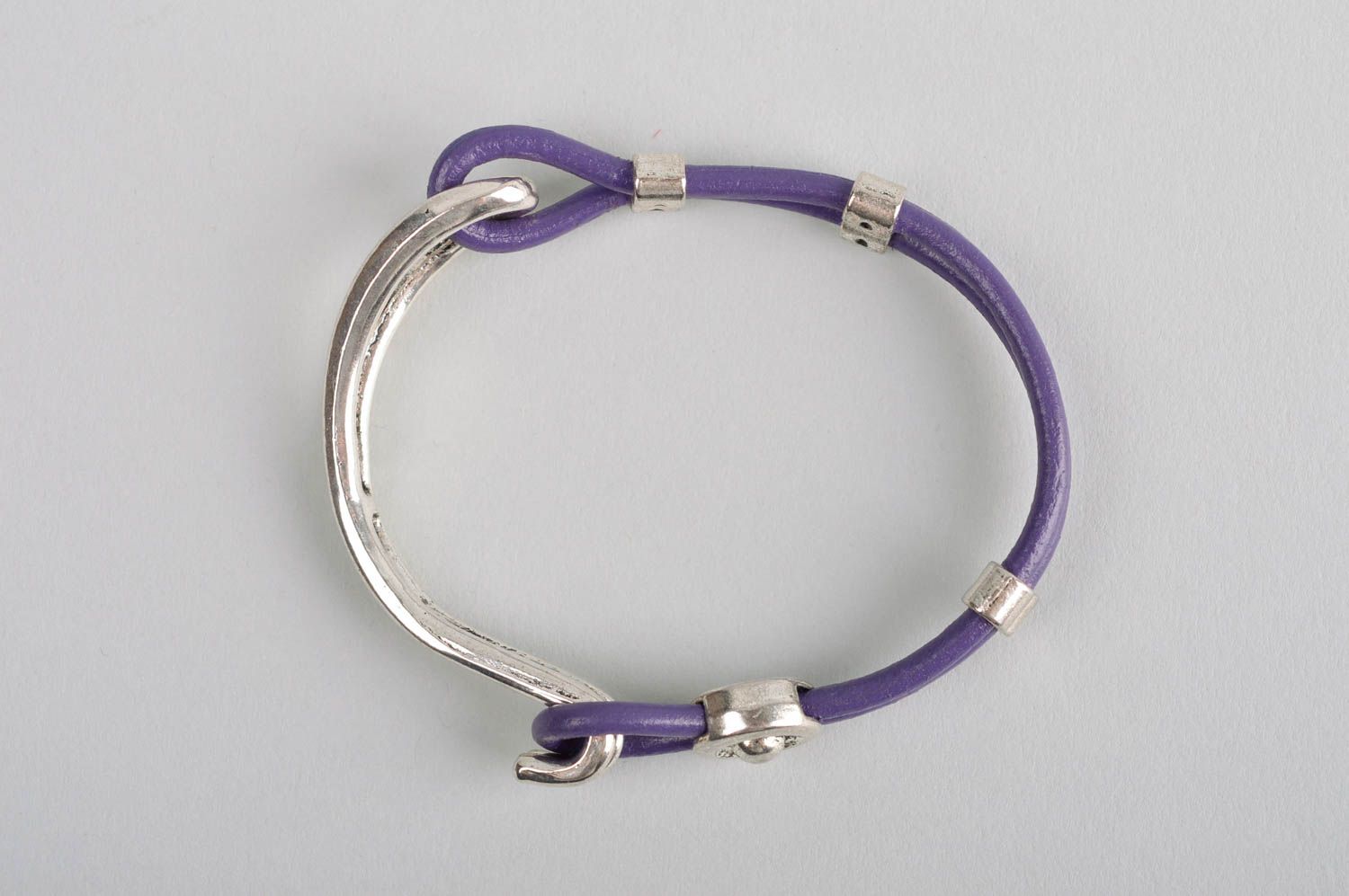 Bracelet en cuir Bijou fait main design violet Accessoire femme original photo 4