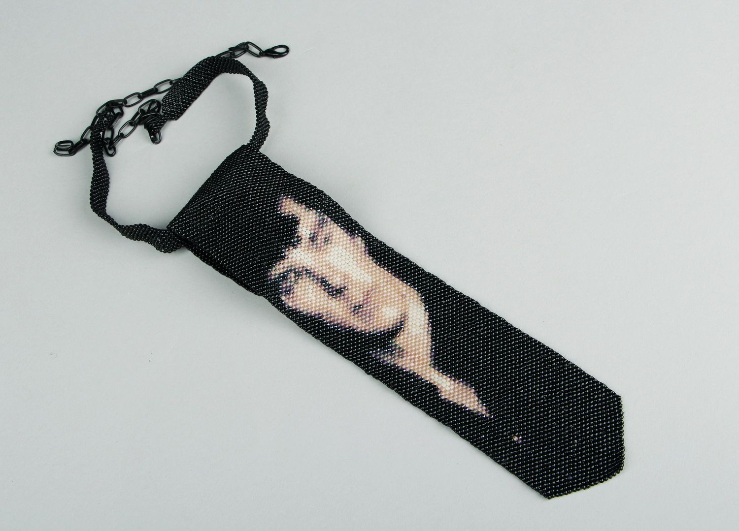 Corbata de abalorios Sherlock foto 1