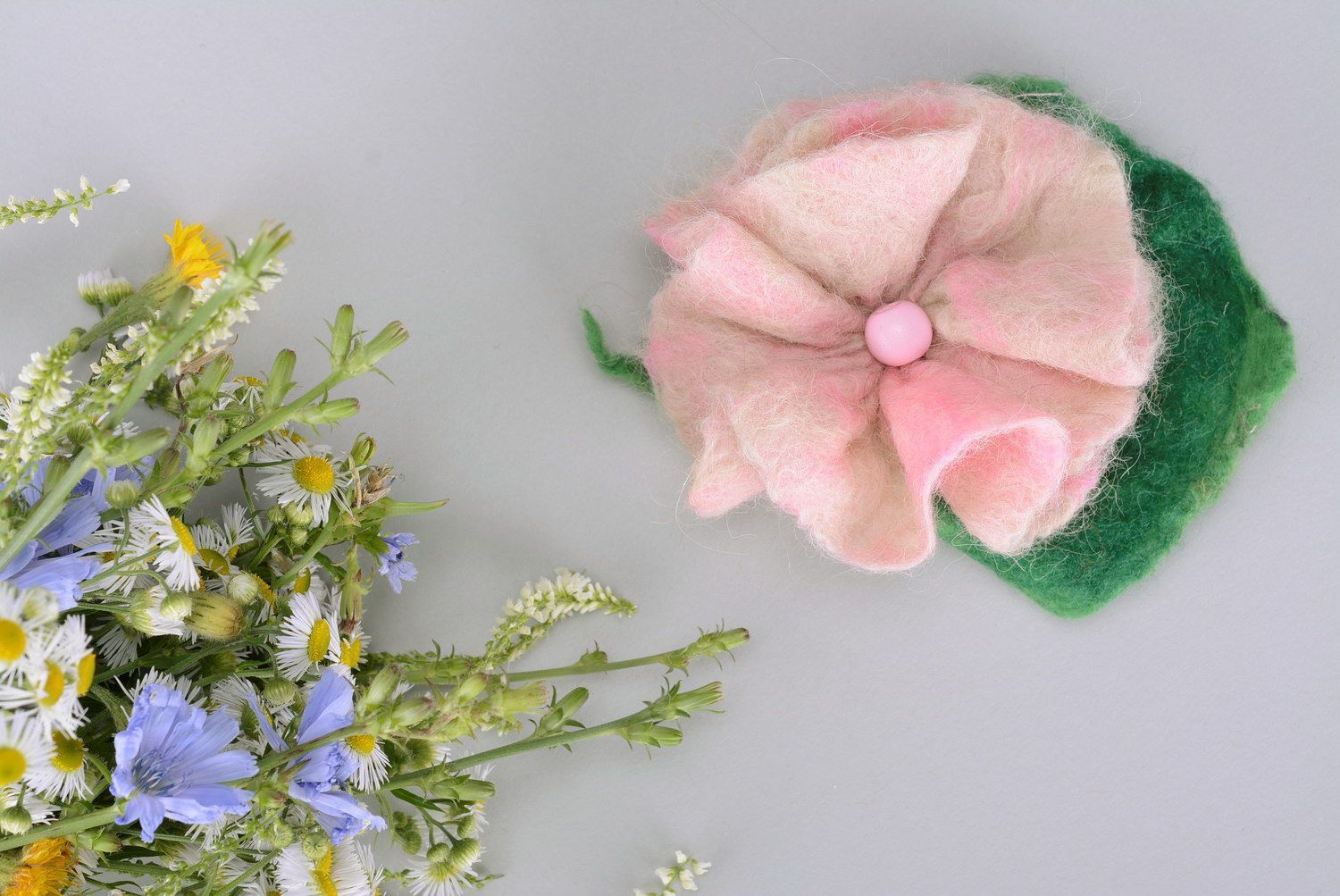 Broche faite main en laine feutrée fleur photo 4
