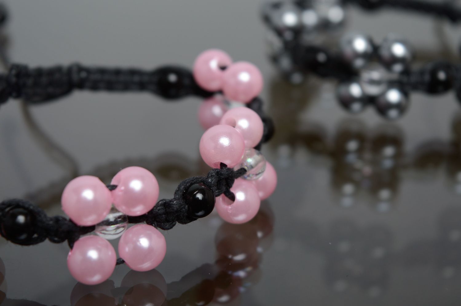 Bracelet en cordon tressé étroit avec perles en céramique noir et rose  photo 5