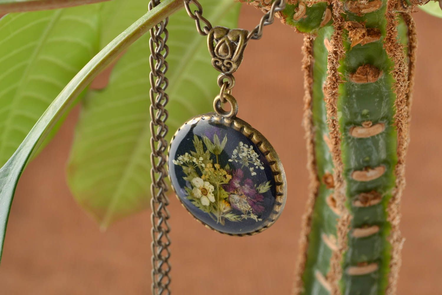 Round pendant with dried flowers in epoxy resin Vintage photo 1