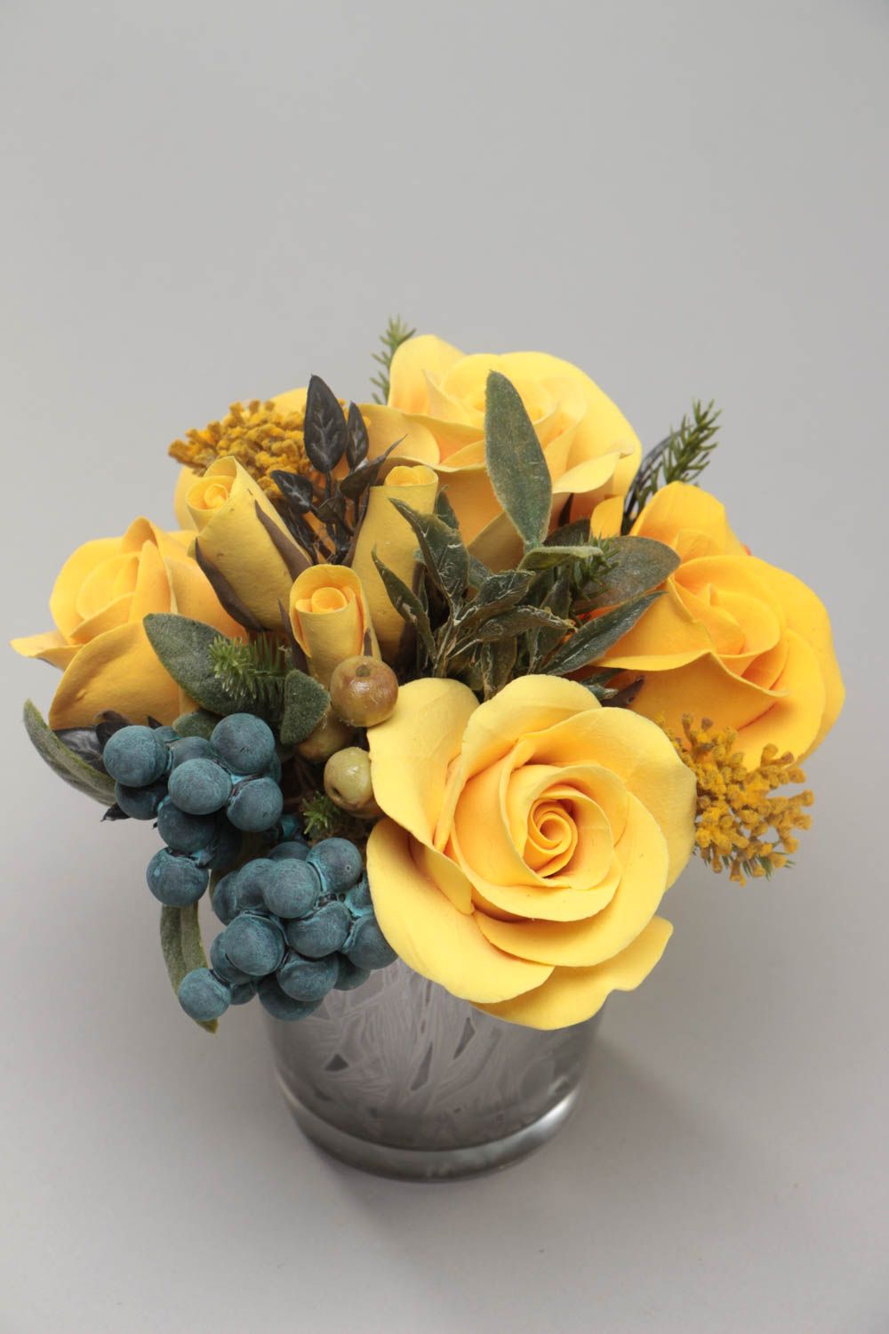 Originelle künstlerische dekorative Blumen aus Polymer Ton Gelbe Rosen handmade foto 2