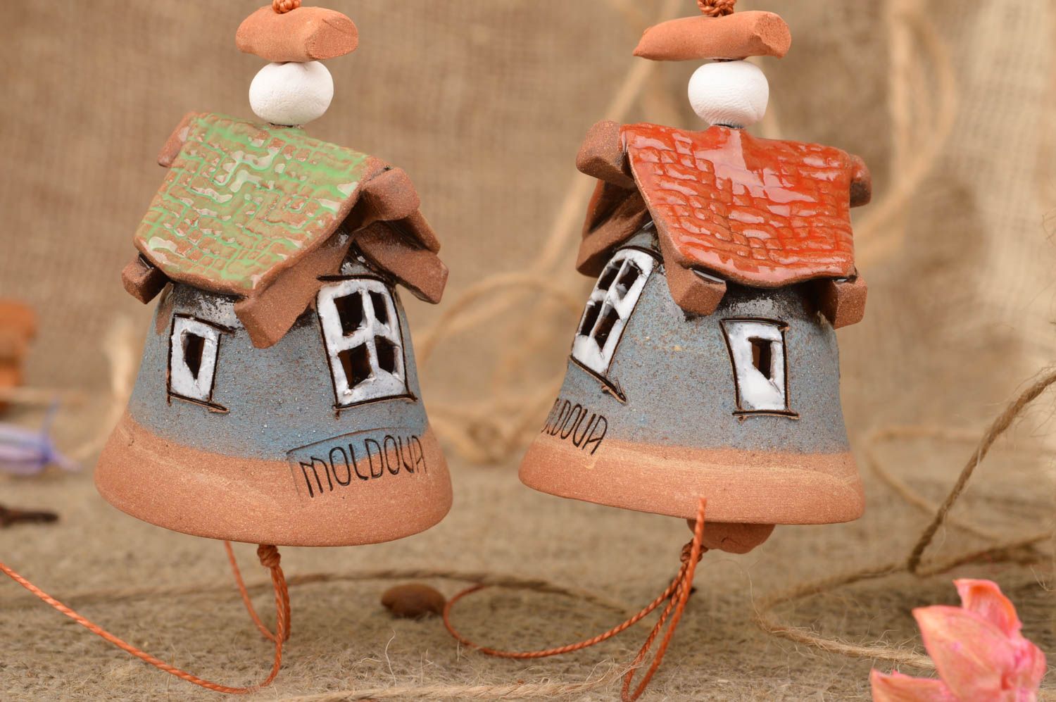 Schöne dekorative Glöckchen aus Ton mit Glasur Bemalung handmade Häuser foto 1