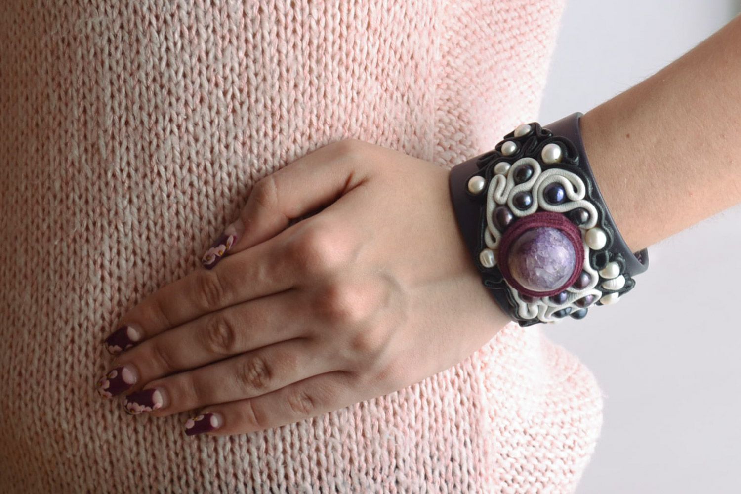 Массивный кожаный браслет с аметистом и натуральным жемчугом сплошной ручной работы фото 1