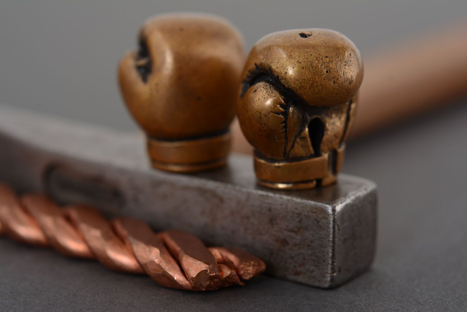 Pendentif double en bronze fait main original accessoire desing Gants de boxe photo 1