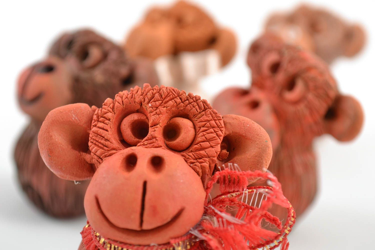 Figurines en céramique 5 pièces faites main en forme de singes marron petites photo 3