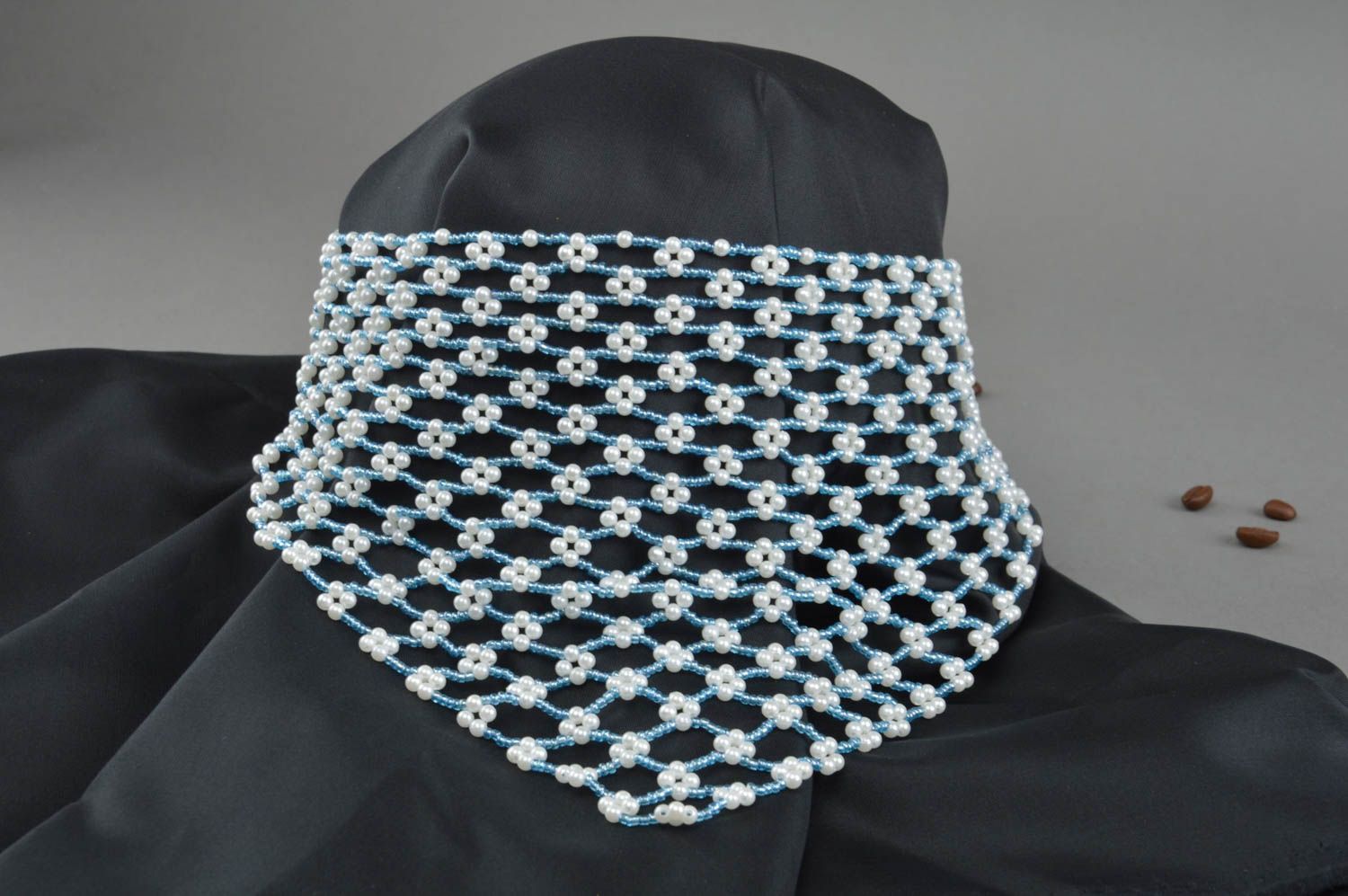 Handmade Collier aus Glasperlen in Form vom Halstuch in Blau und Weiß für Damen foto 1