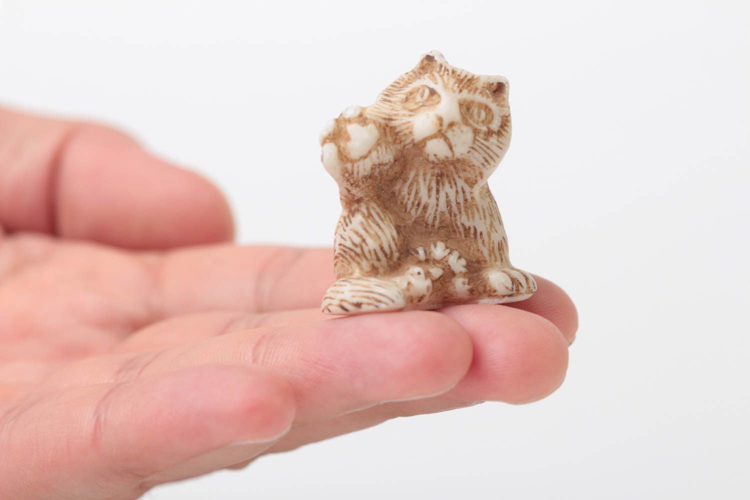 Авторская статуэтка из полимерной смолы милая в виде котенка ручной работы фото 5