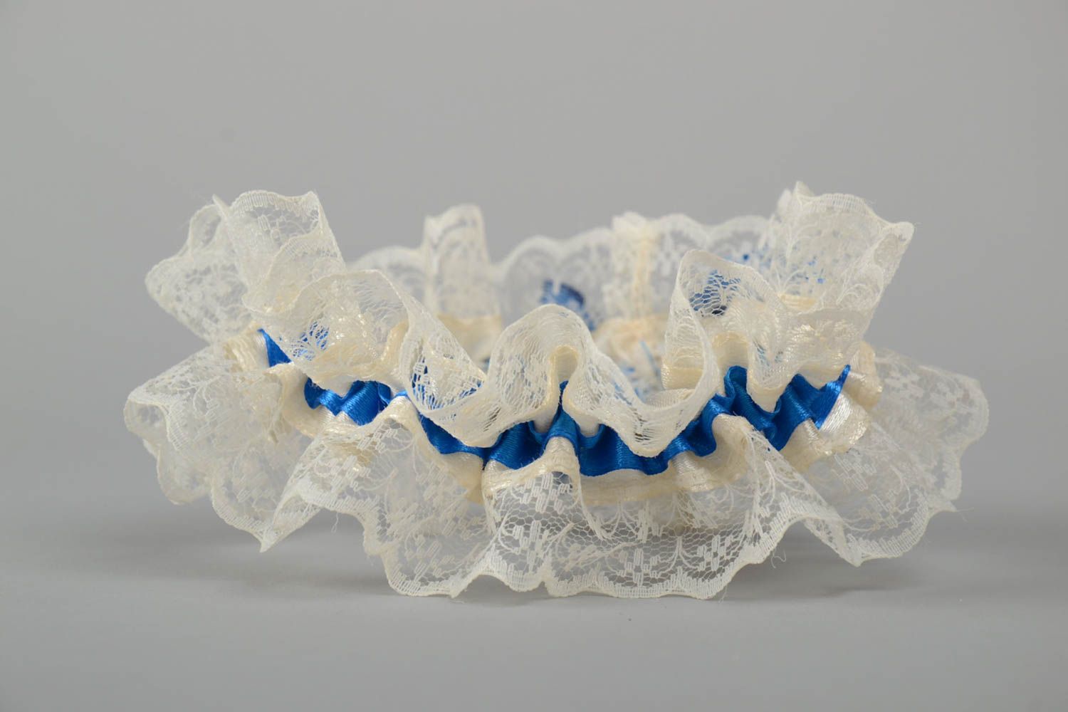 Handmade Strumpfband für Hochzeit aus Spitze und Atlasband in Weiß und Blau  foto 3