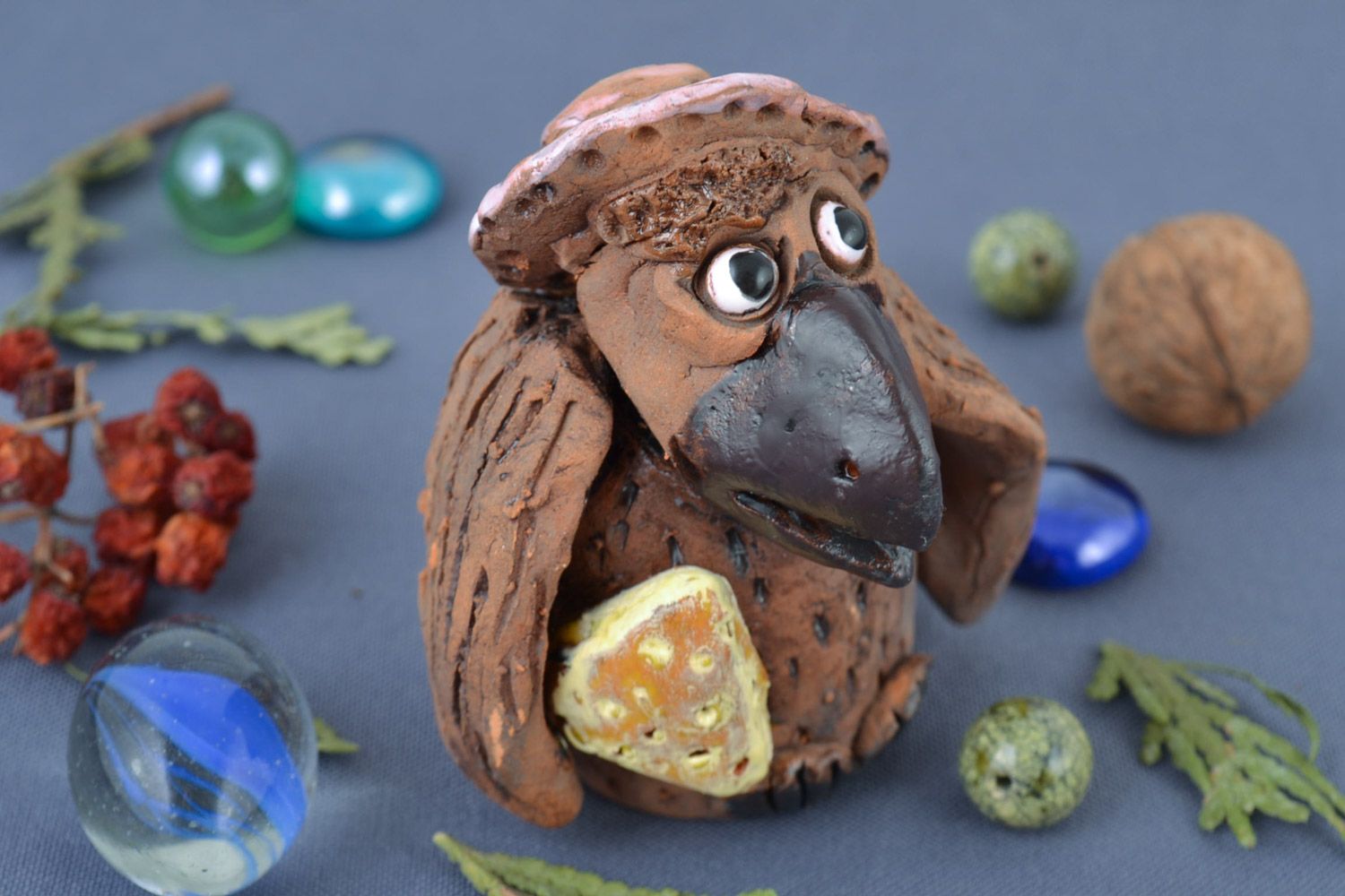Авторская глиняная фигурка вороны небольшая красивая для декора ручной работы фото 1