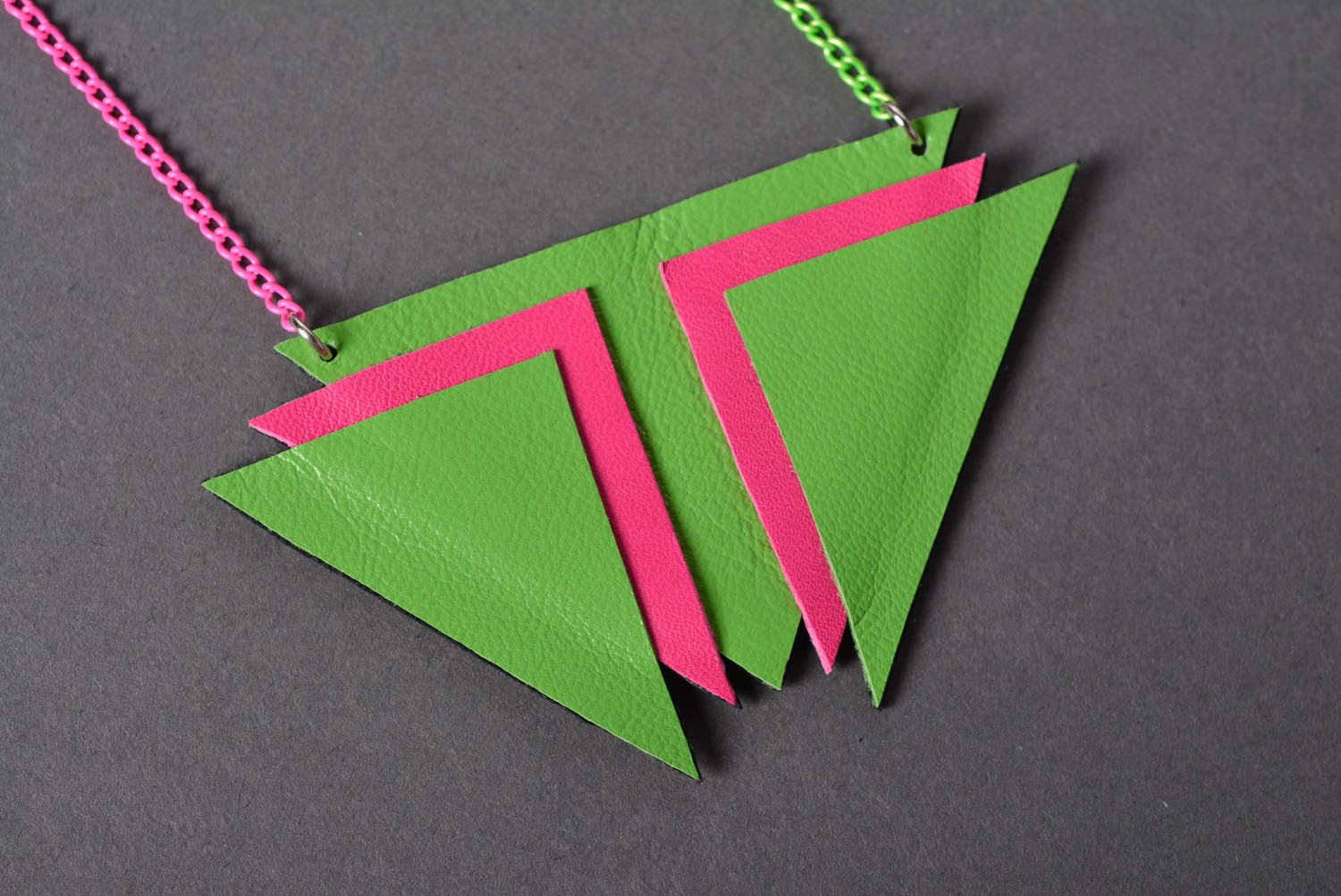Handmade Schmuck aus Leder Accessoire für Frauen Ketten Anhänger rosa grün foto 3