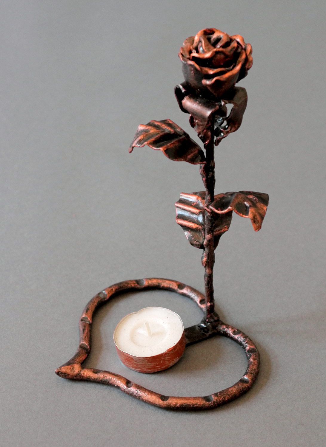 Geschmiedeter Kerzenhalter aus Metall Rose mit Herzen foto 3