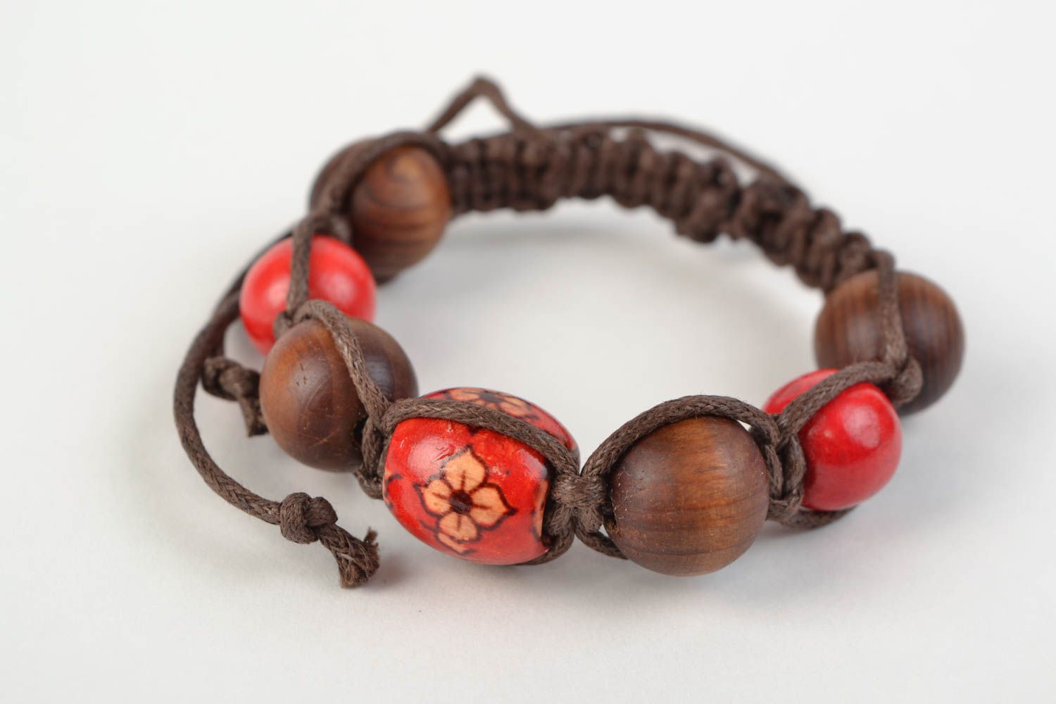 Bracelet en perles de bois et lacets en coton fait main rouge-marron design photo 1