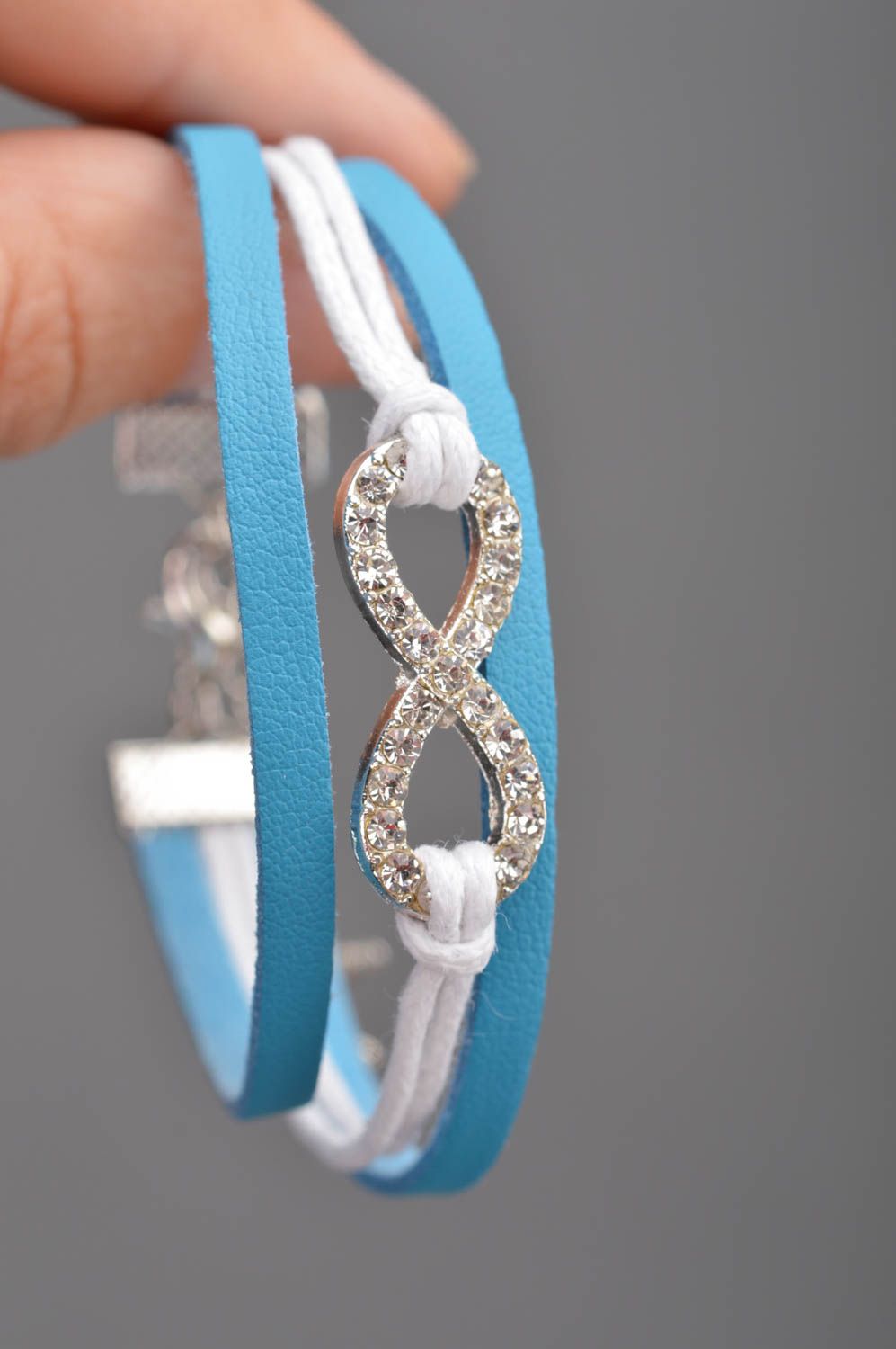 Handmade Armband aus Leder in Blau Weiß mit Endlosigkeit Zeichen Damen Geschenk foto 2