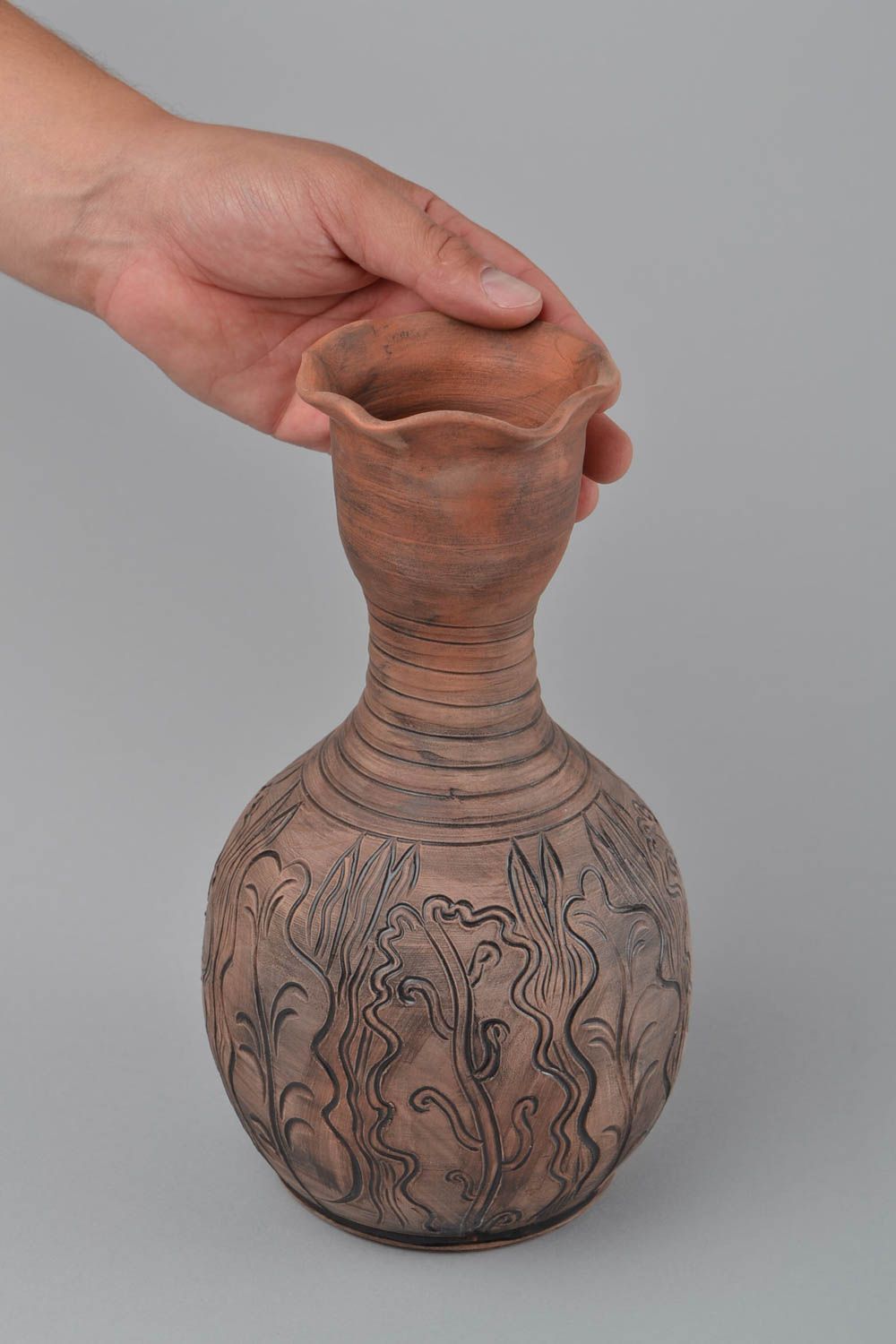 Vase pour fleurs fait main en argile marron motif floral décoratif original photo 2