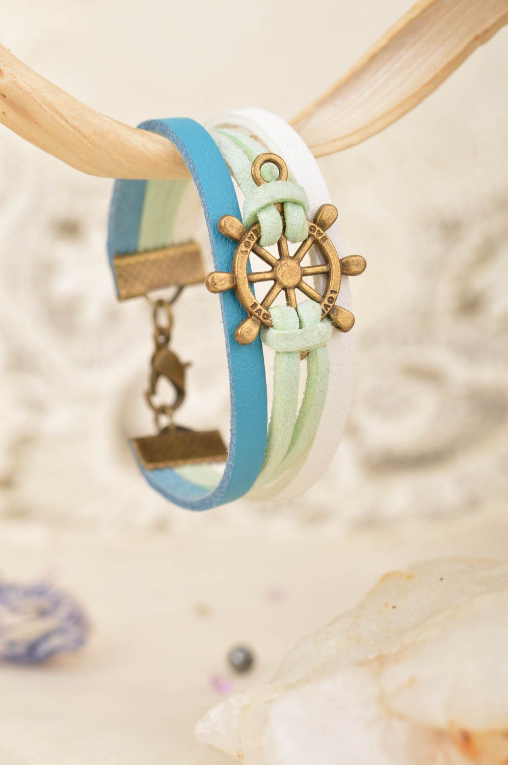 Bracelet marin fait main en cordon de daim avec roue de gouvernail bijou photo 1