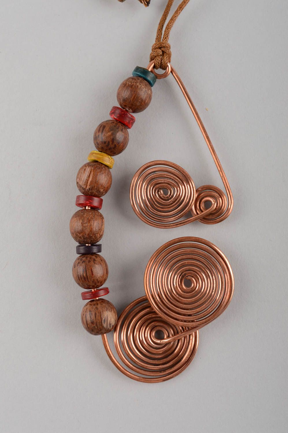 Pingente feminino artesanal feito de cobre e madeira em uma corda foto 3