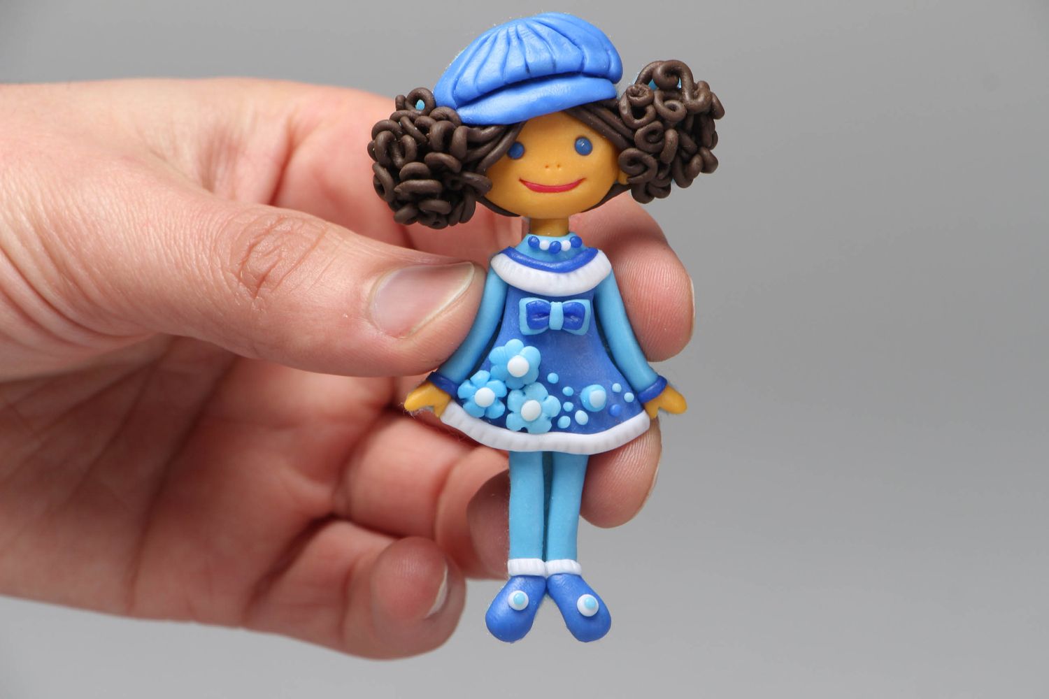 Брошь из полимерной глины в виде куклы Вики фото 4