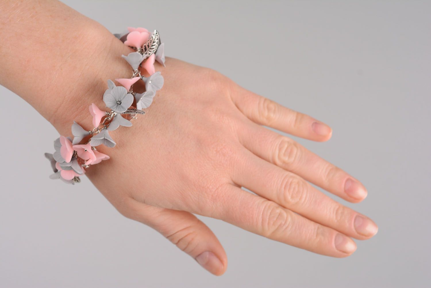 Bracelet fait main en pâte polymère rose gris photo 1