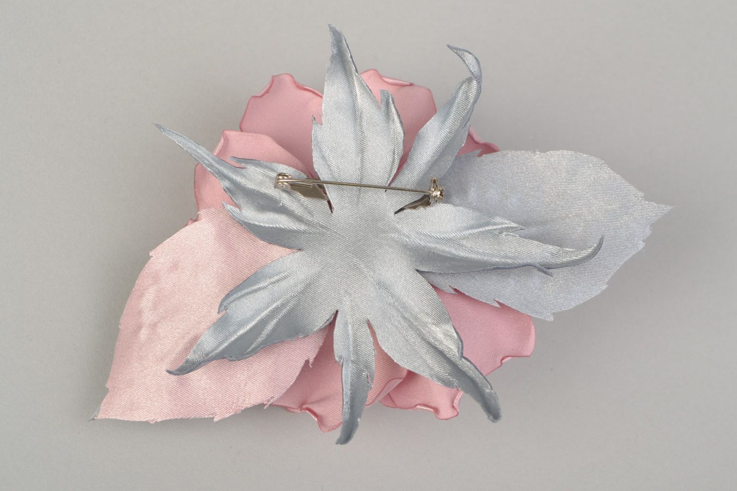 Broche en satinette fleur rose thé avec dentelle perles de rocaille faite main photo 5