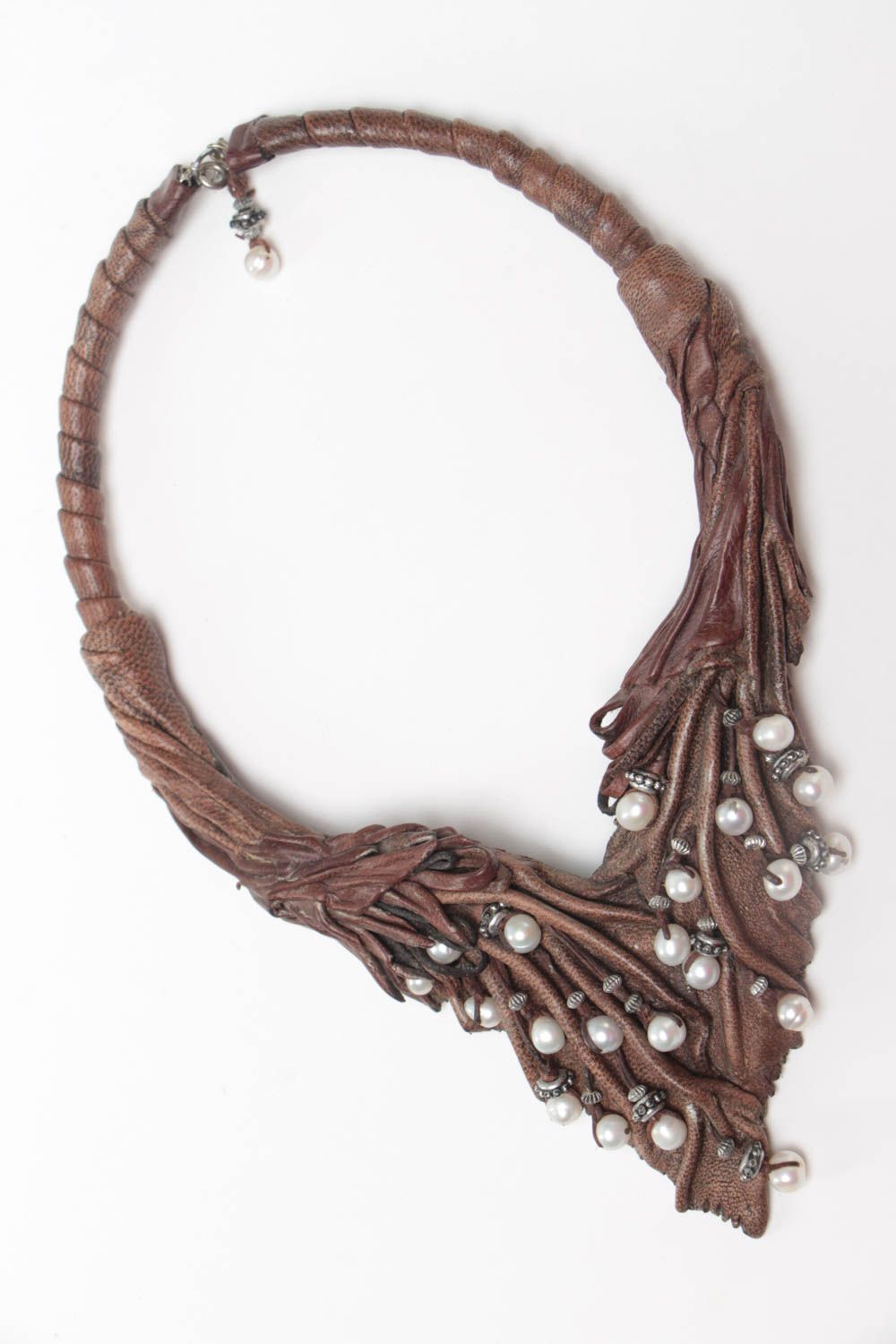 Коричневое ожерелье из кожи с жемчугом ручной работы объемное стильное фото 2