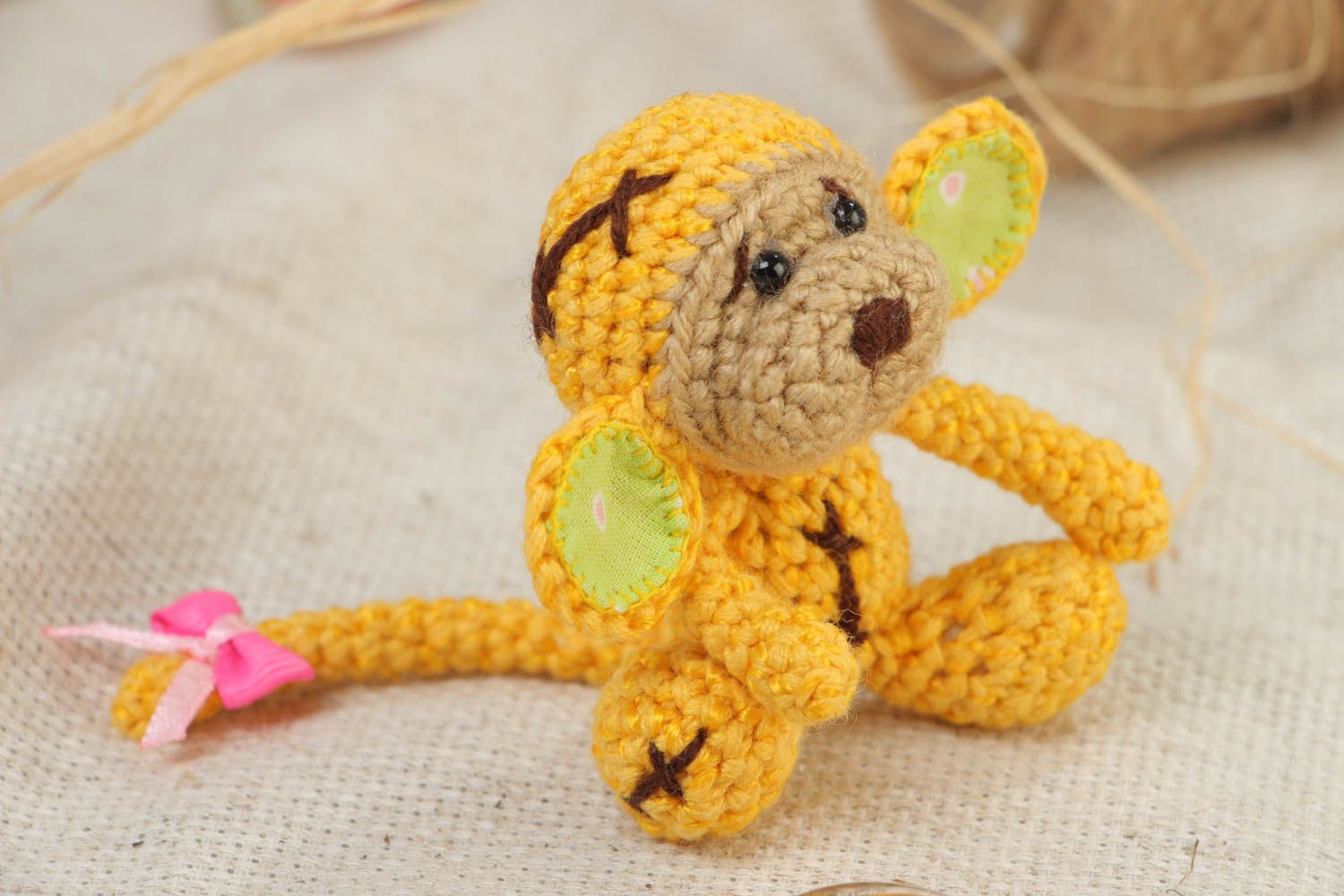 Jouet mou Singe jaune joli tricoté de fils acryliques au crochet petit fait main photo 1
