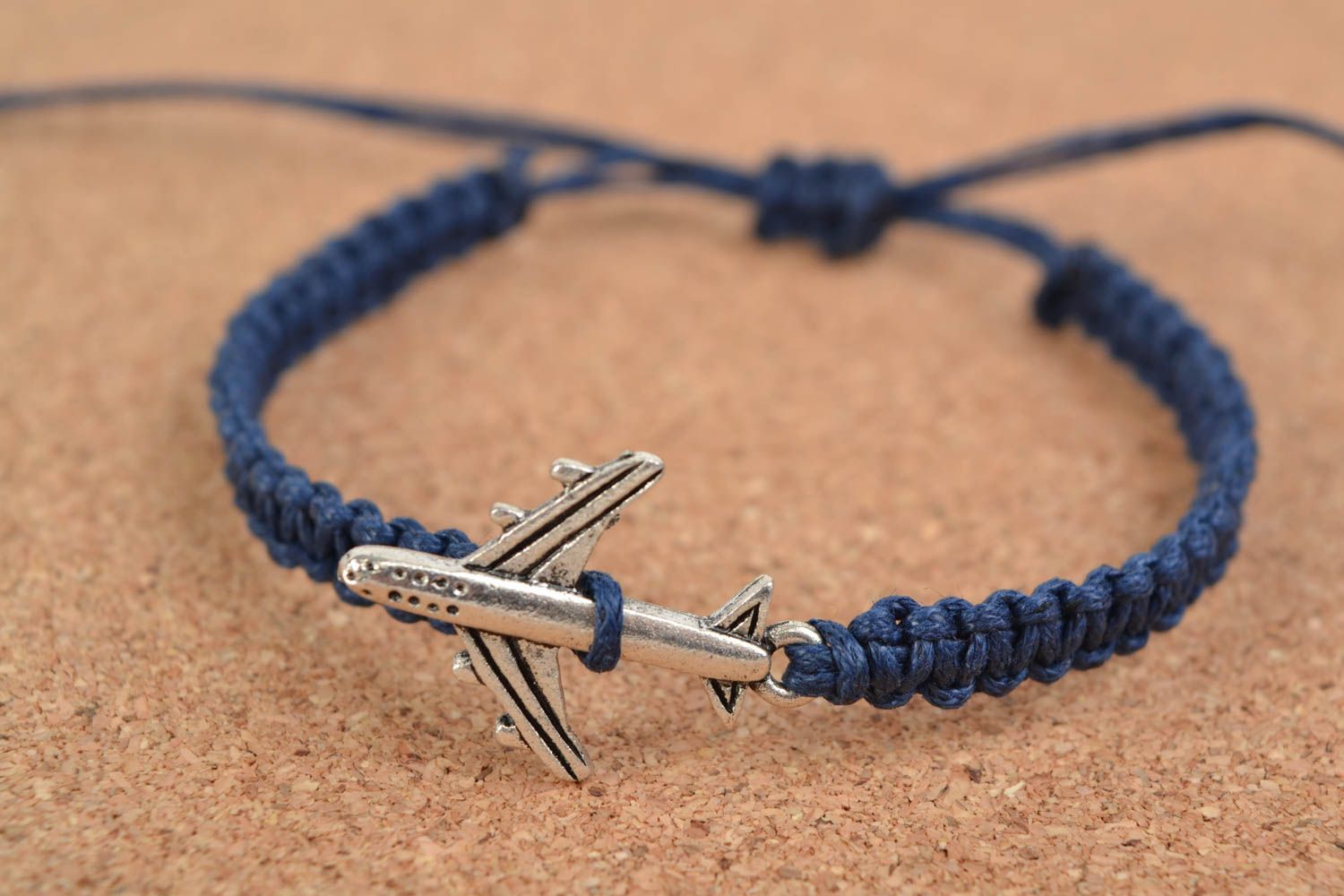 Bracelet bleu tressé en fils de coton avec avion métallique fait main original photo 1