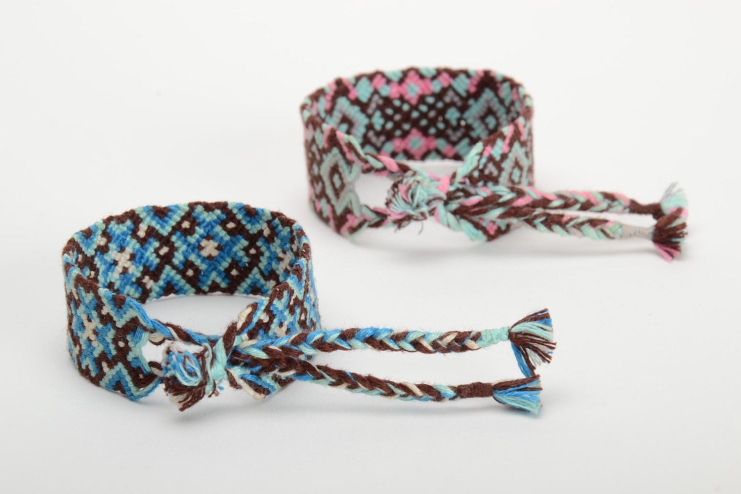 Set of 2 handmade friendship wrist bracelets woven of threads in ethnic style photo 3