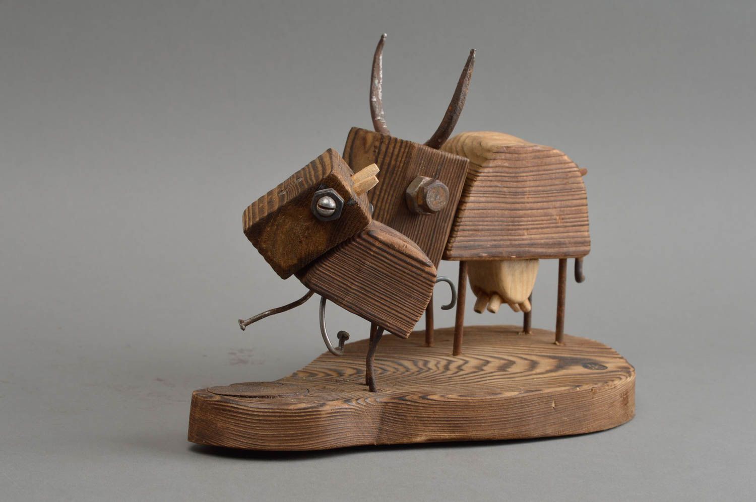 Geschnitzte handgemachte Figurine aus Holz in Form von Tieren für Deko foto 4