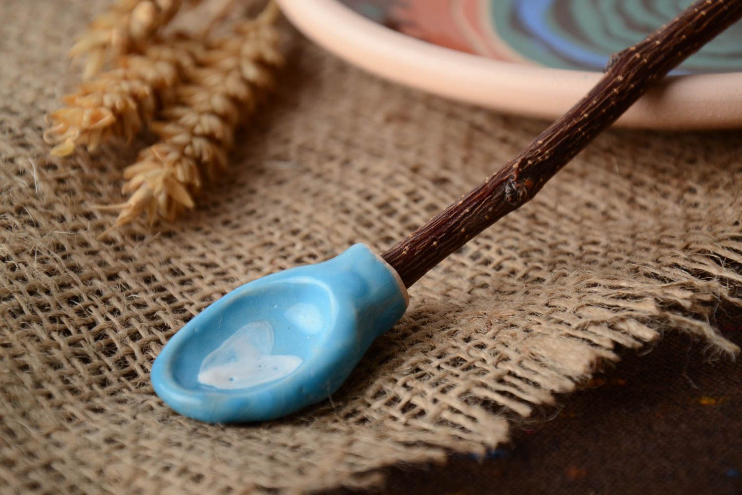 Ложка для специй из глины и деревянной веточки абрикоса глазурованная красивая фото 1