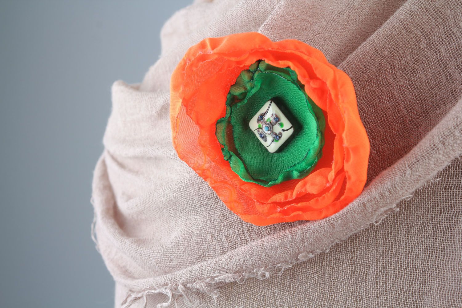 Broche têxtil em forma de uma flor feito à mão  foto 5