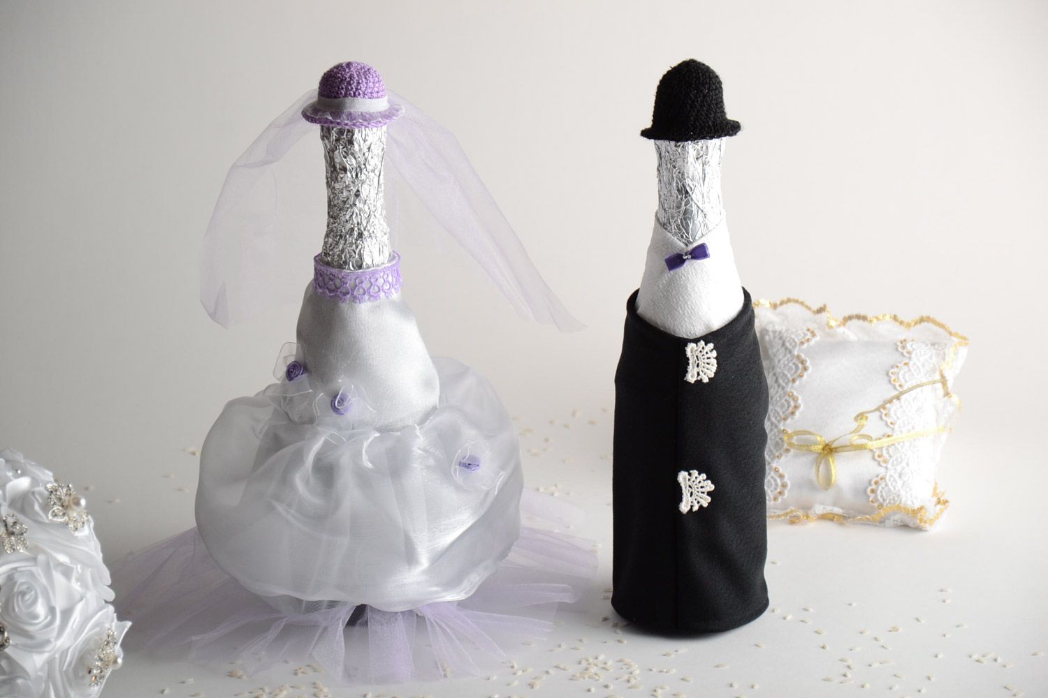 Декор для свадебных бутылок жених и невеста костюмы черный и белый ручной работы фото 1