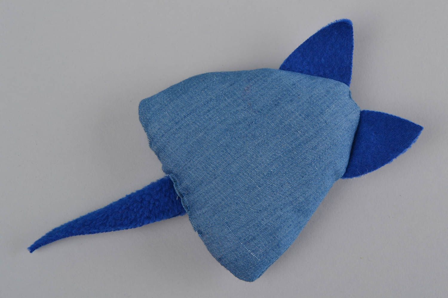Игрушка из флиса котик синяя смешная небольшого размера красивая ручной работы фото 5