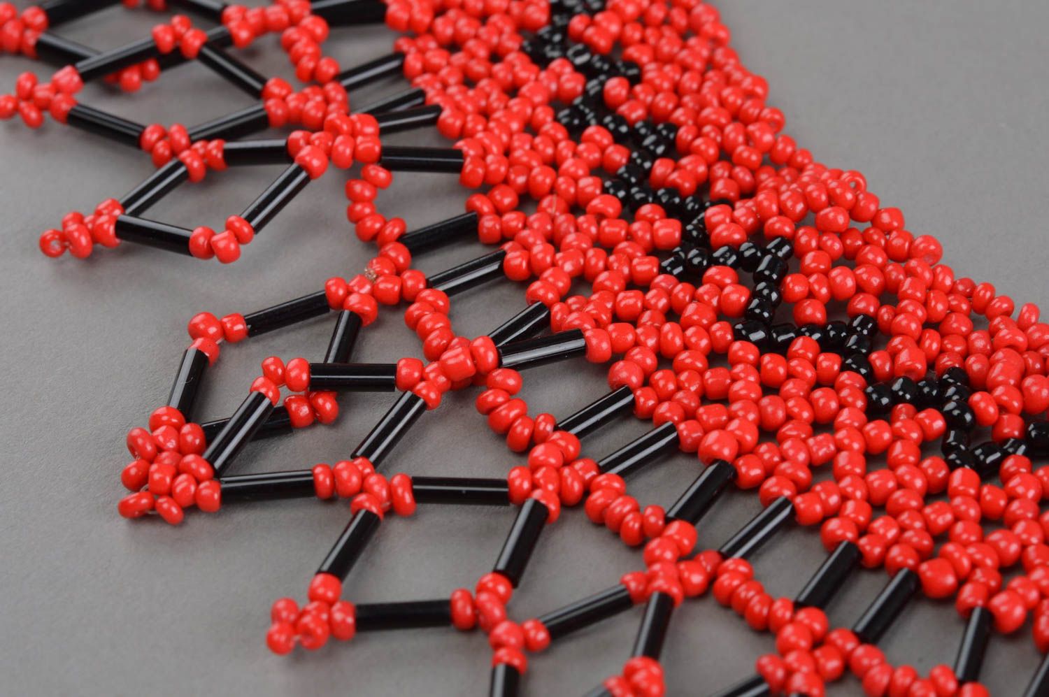 Collier en perles de rocaille et perles tubes rouge et noir large fait main photo 5