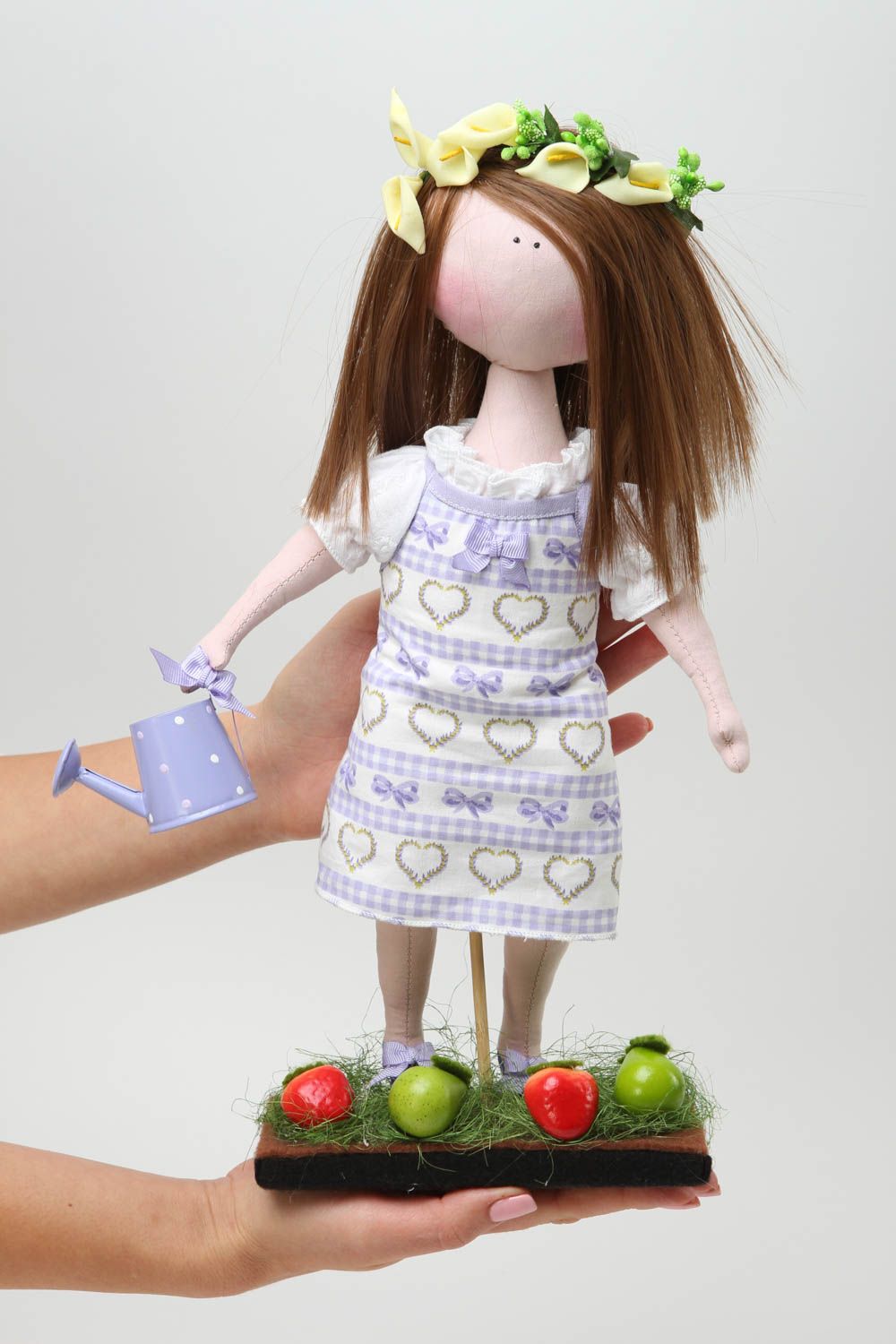 Кукла ручной работы кукла из ткани с веночком мягкая кукла на подставке фото 5