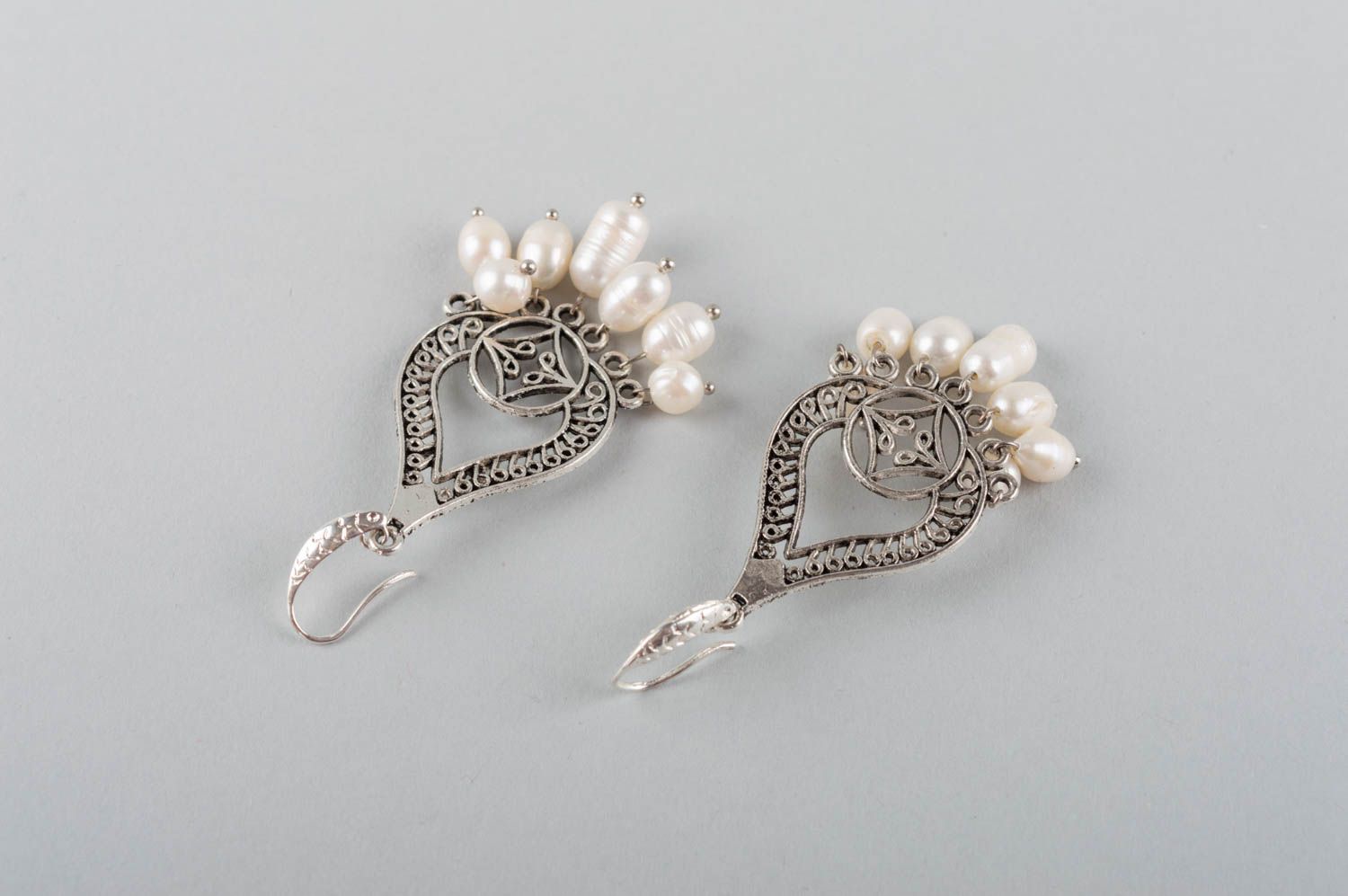 Boucles d'oreilles pendantes en perles naturelles blanches et laiton faites main photo 3