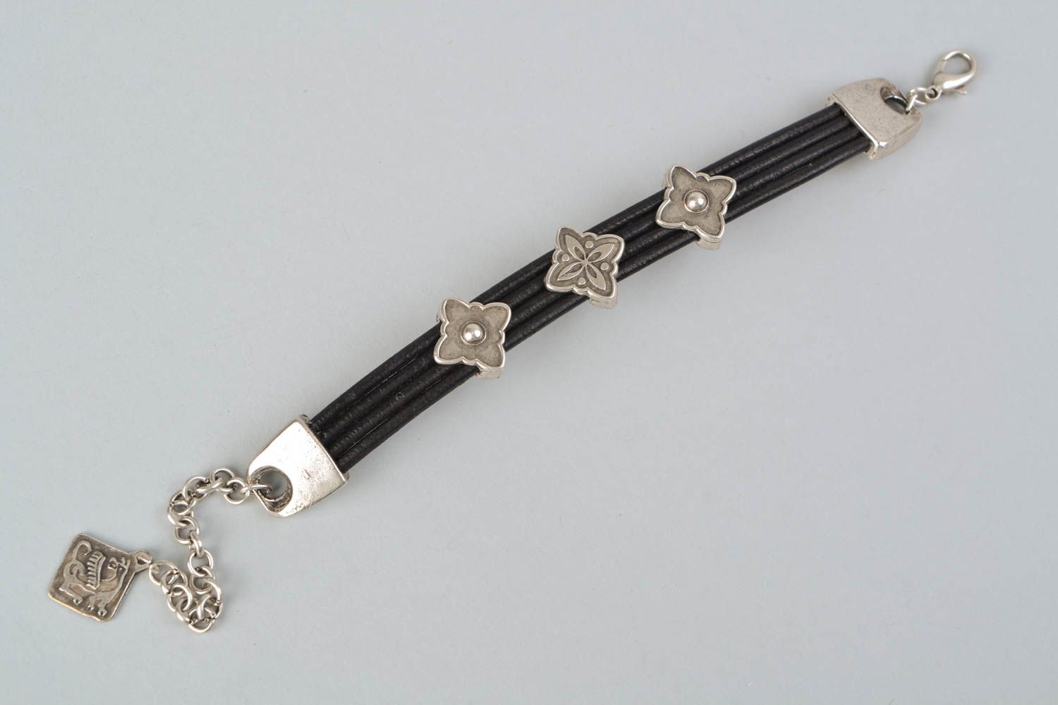 Bracelet en métal et lacet de cuir original fait main à motif floral pour femme photo 3