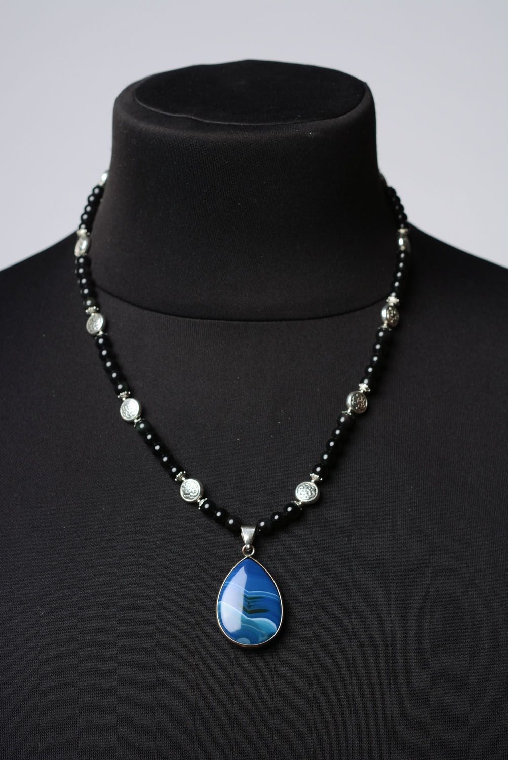 Künstlerisches schwarz-blaues Collier aus Achat  foto 2