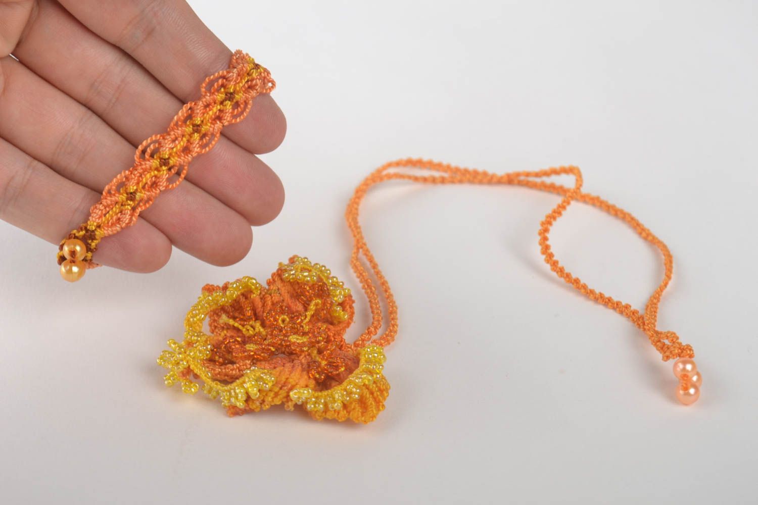 Pendentif macramé Bracelet textile Bijou fait main en fils orange de créateur photo 5