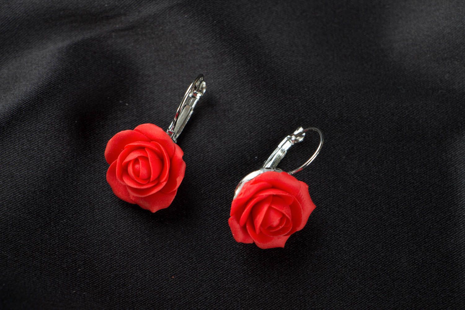 Boucles d'oreilles artisanales en forme de roses rouges photo 1