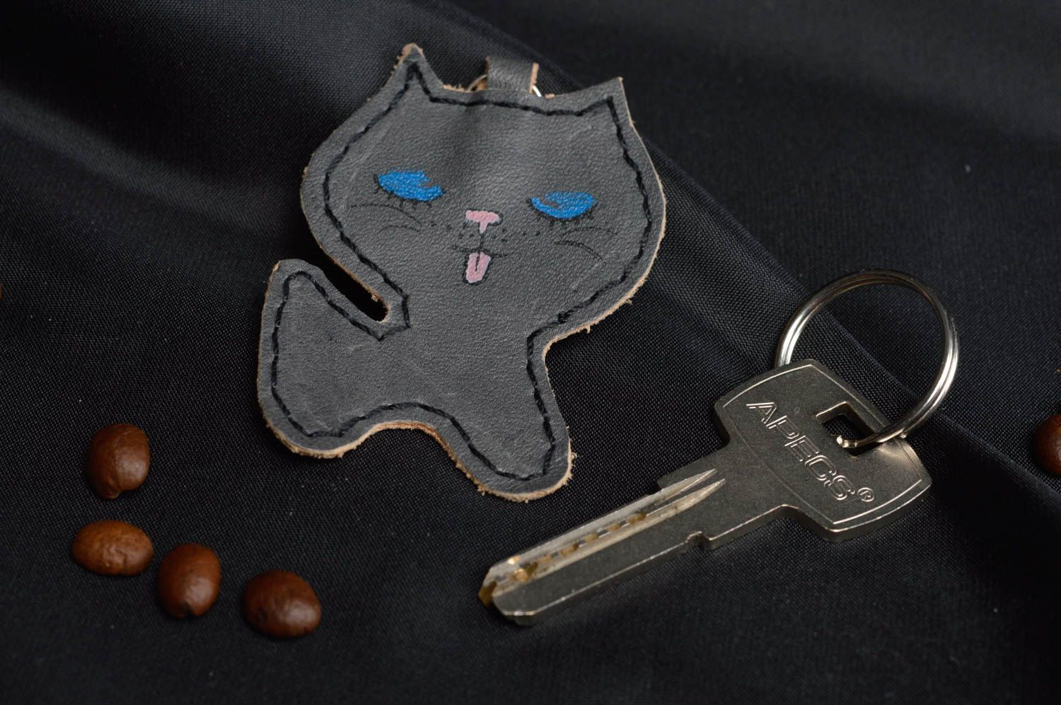 Брелок для ключей из натуральной кожи ручной работы в виде серого кота фото 1