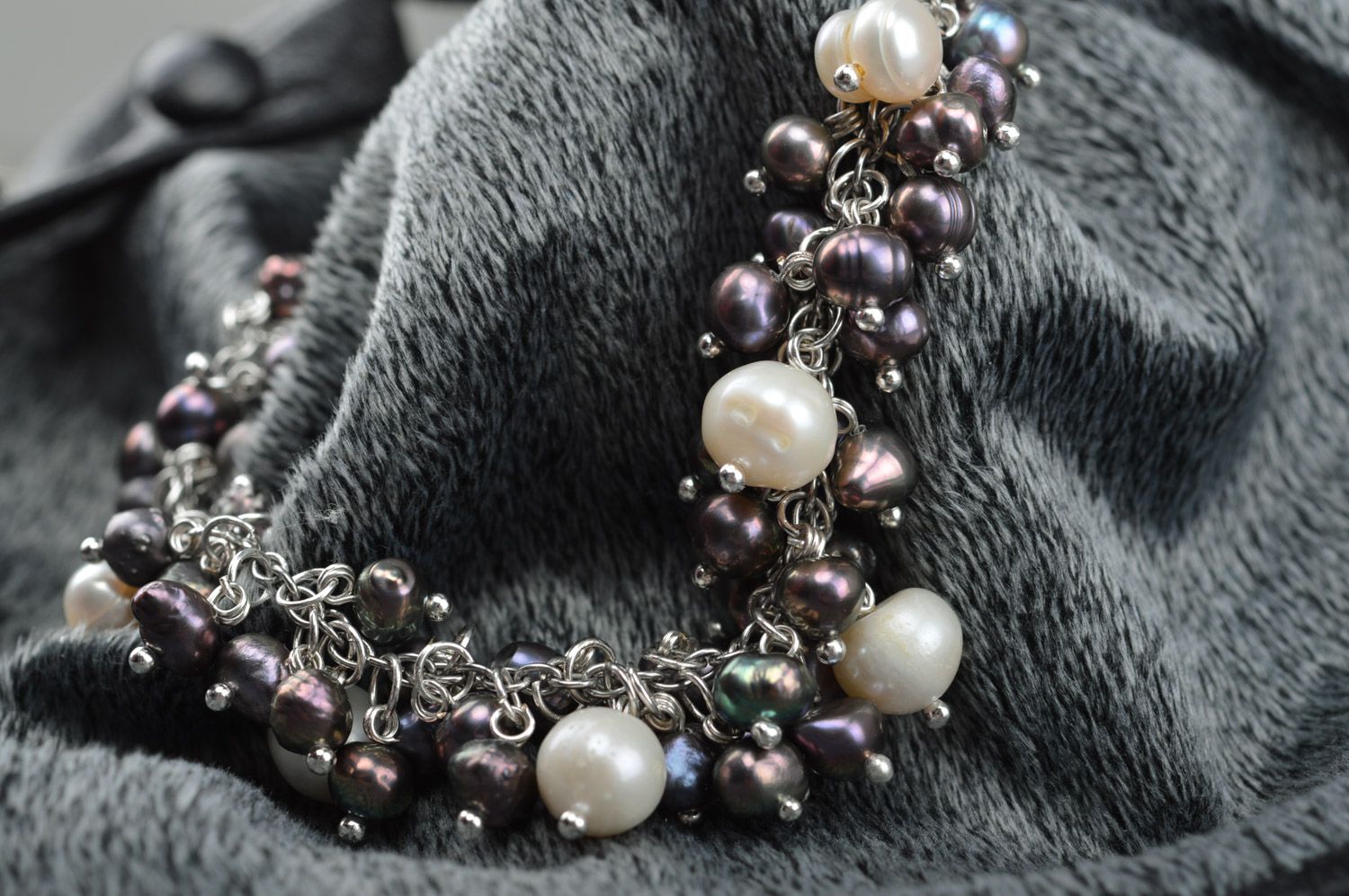 Handgemachtes Armband mit Perlen an der Kette in Weiß und Schwarz künstlerisch foto 2