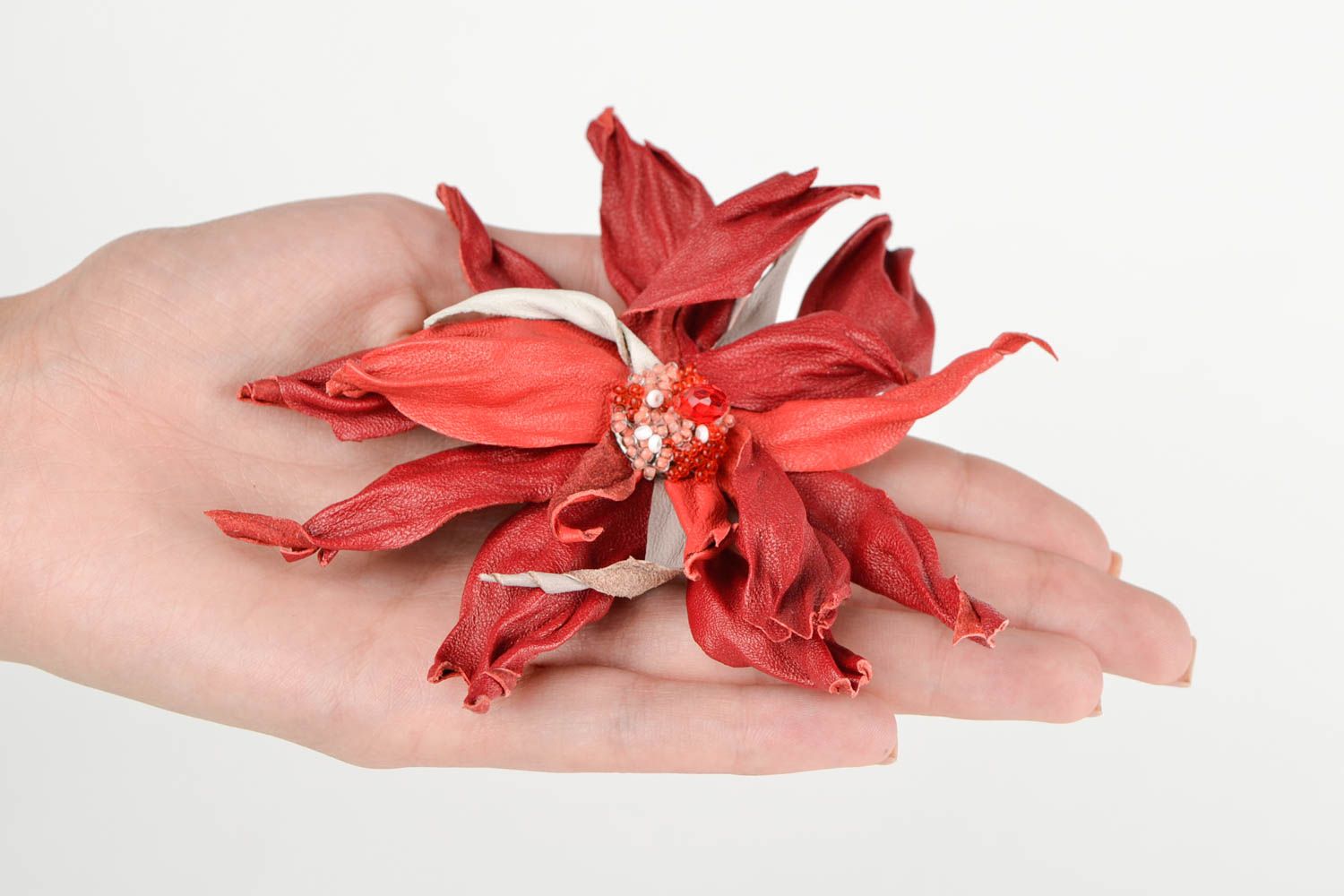 Broche fleur Bijou fantaisie fait main en cuir naturel rouge Accessoire femme photo 2