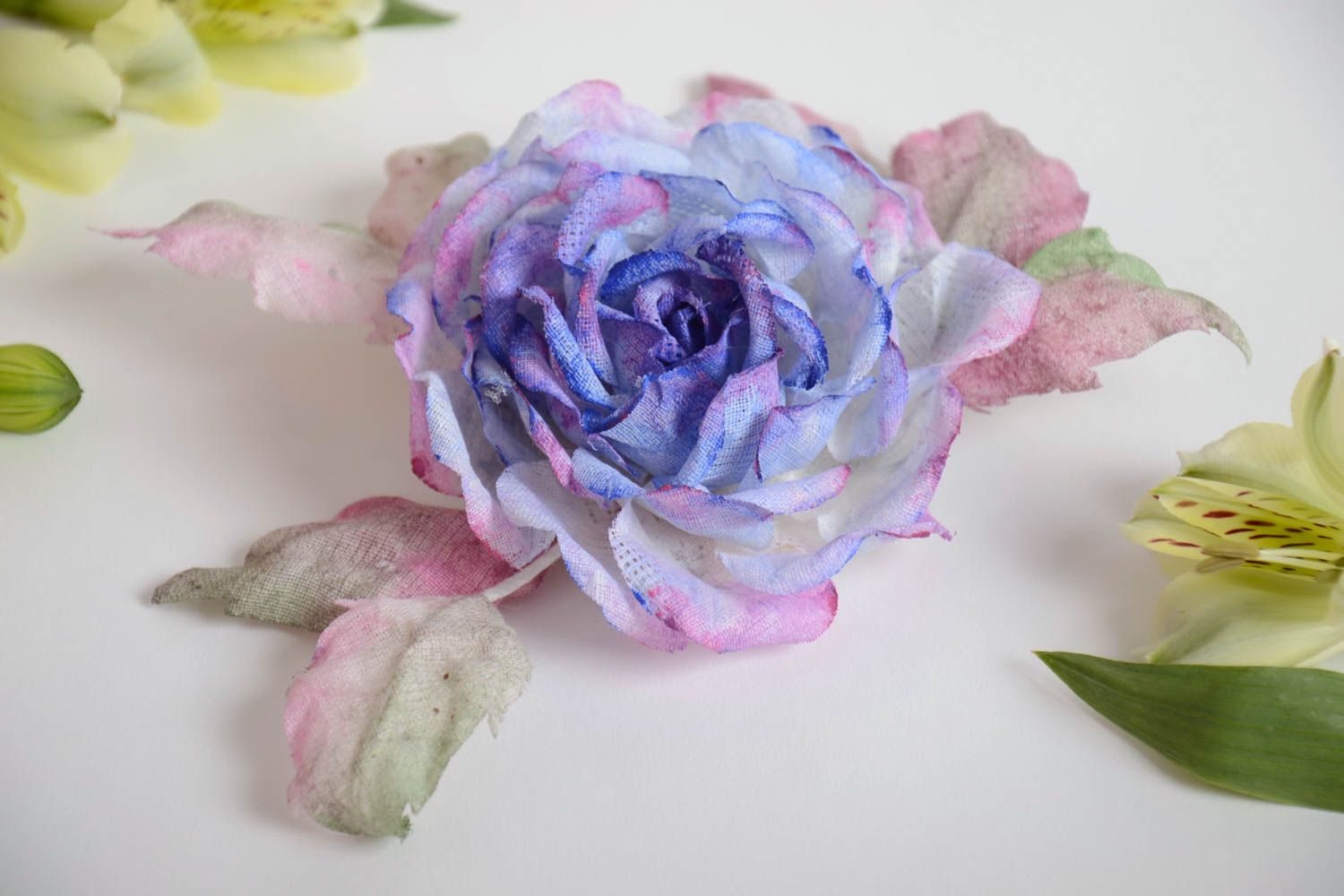 Broche barrette en coton peinte faite main en forme de fleur bleue stylée photo 1