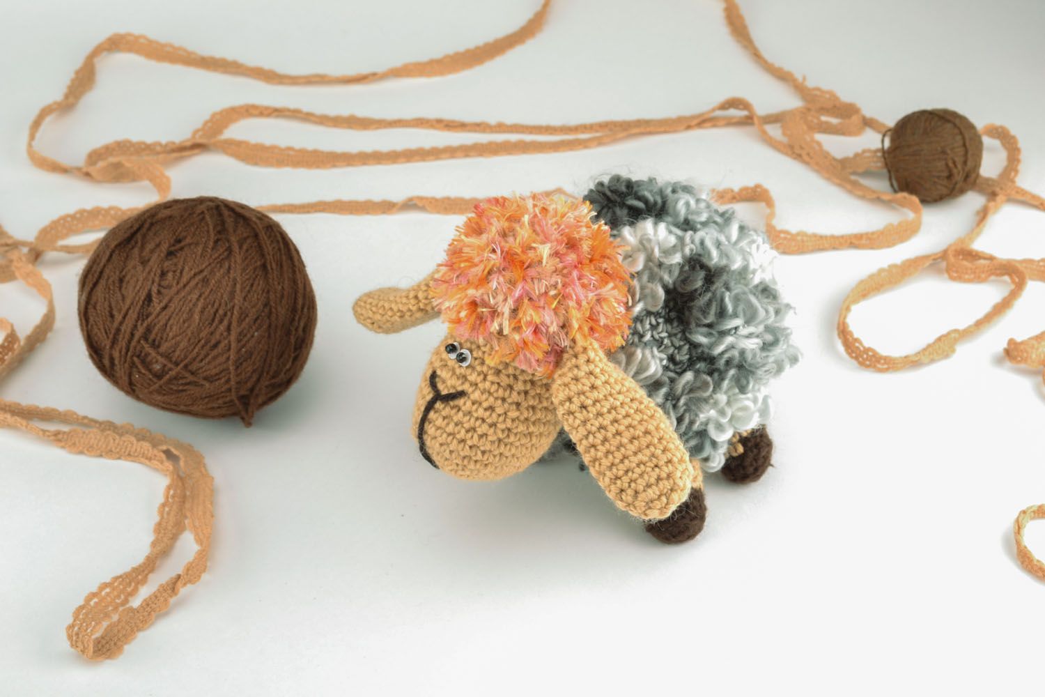 Giocattolo a maglia fatto a mano pupazzo morbido a forma di pecorella da bambini foto 1