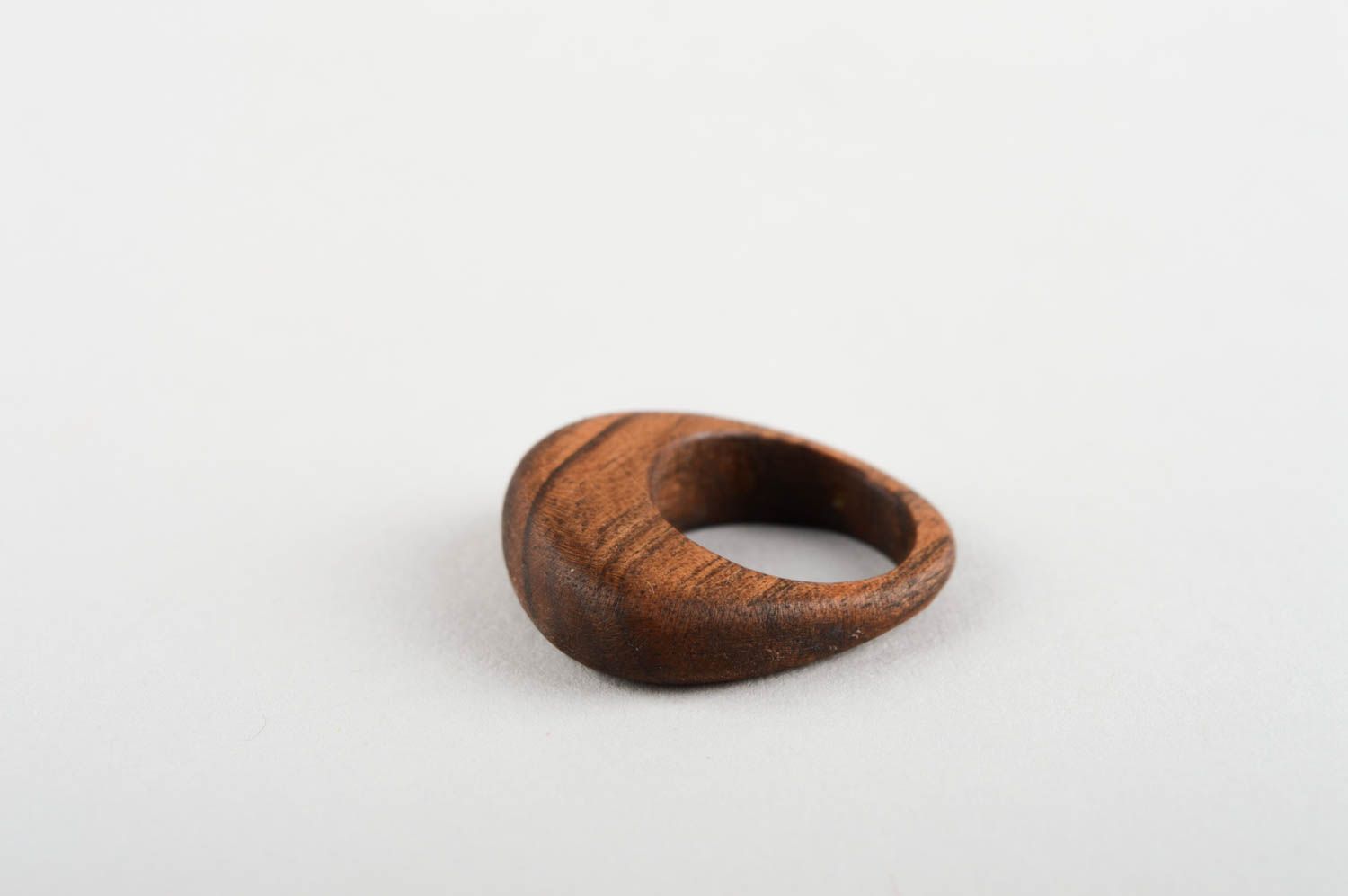 Кольцо из дерева ручной работы дизайнерское украшение изделие из дерева фото 4