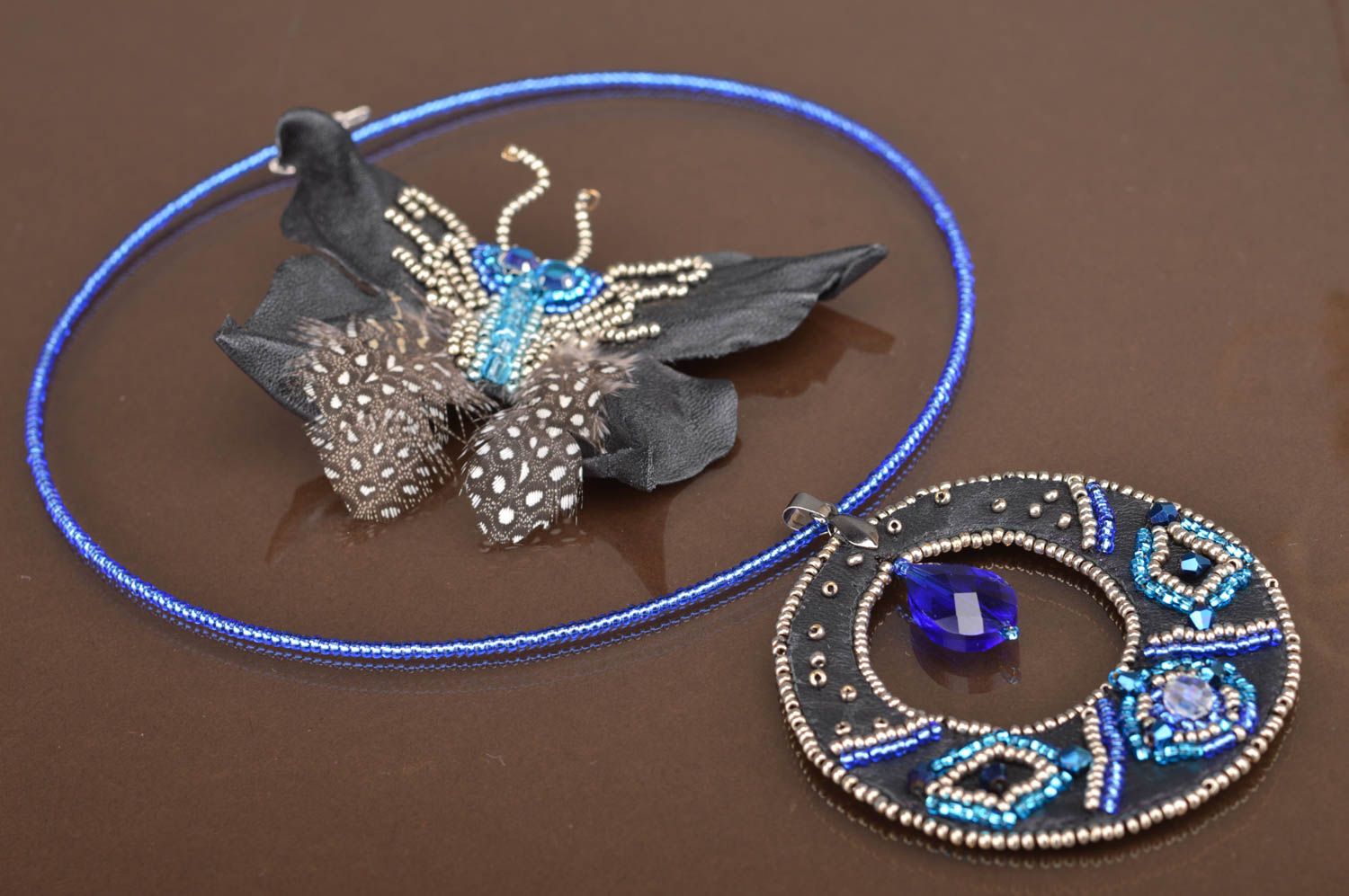 Parure de bijoux faits main pendentif et broche cuir et perles de rocaille photo 2