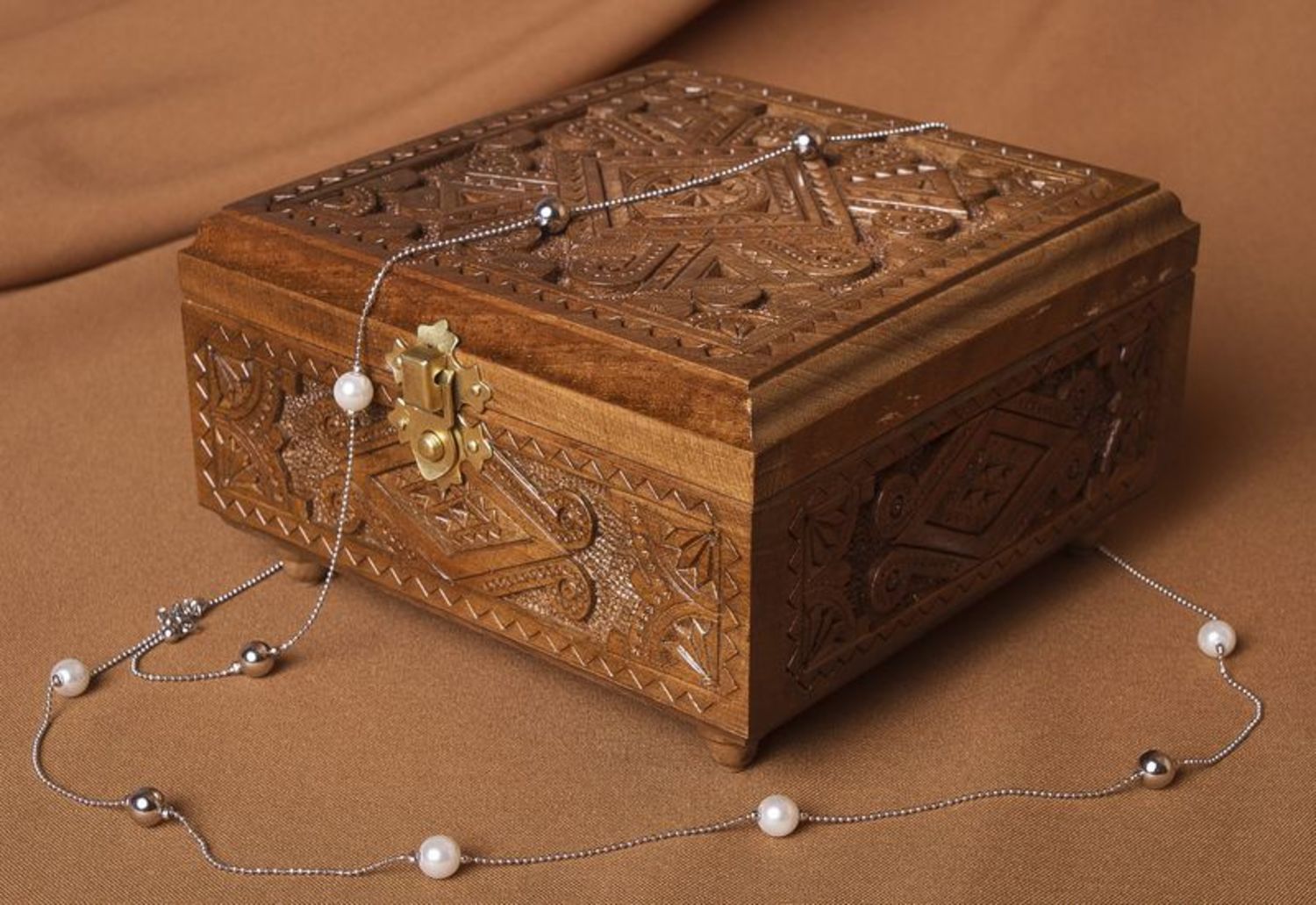 Inlaid jewel box made of wood photo 1